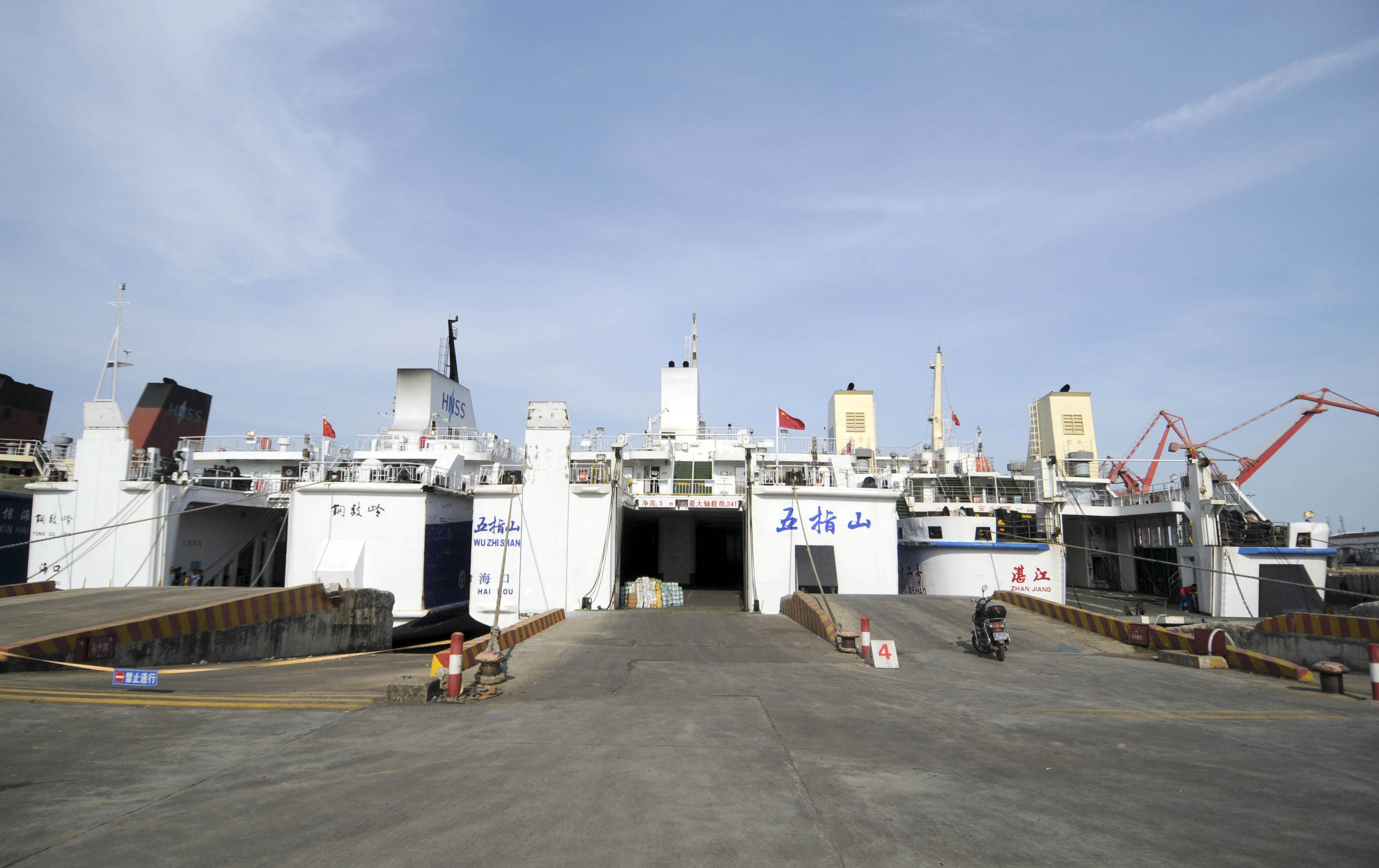 Chinese ships evacuate workers after Vietnam riots