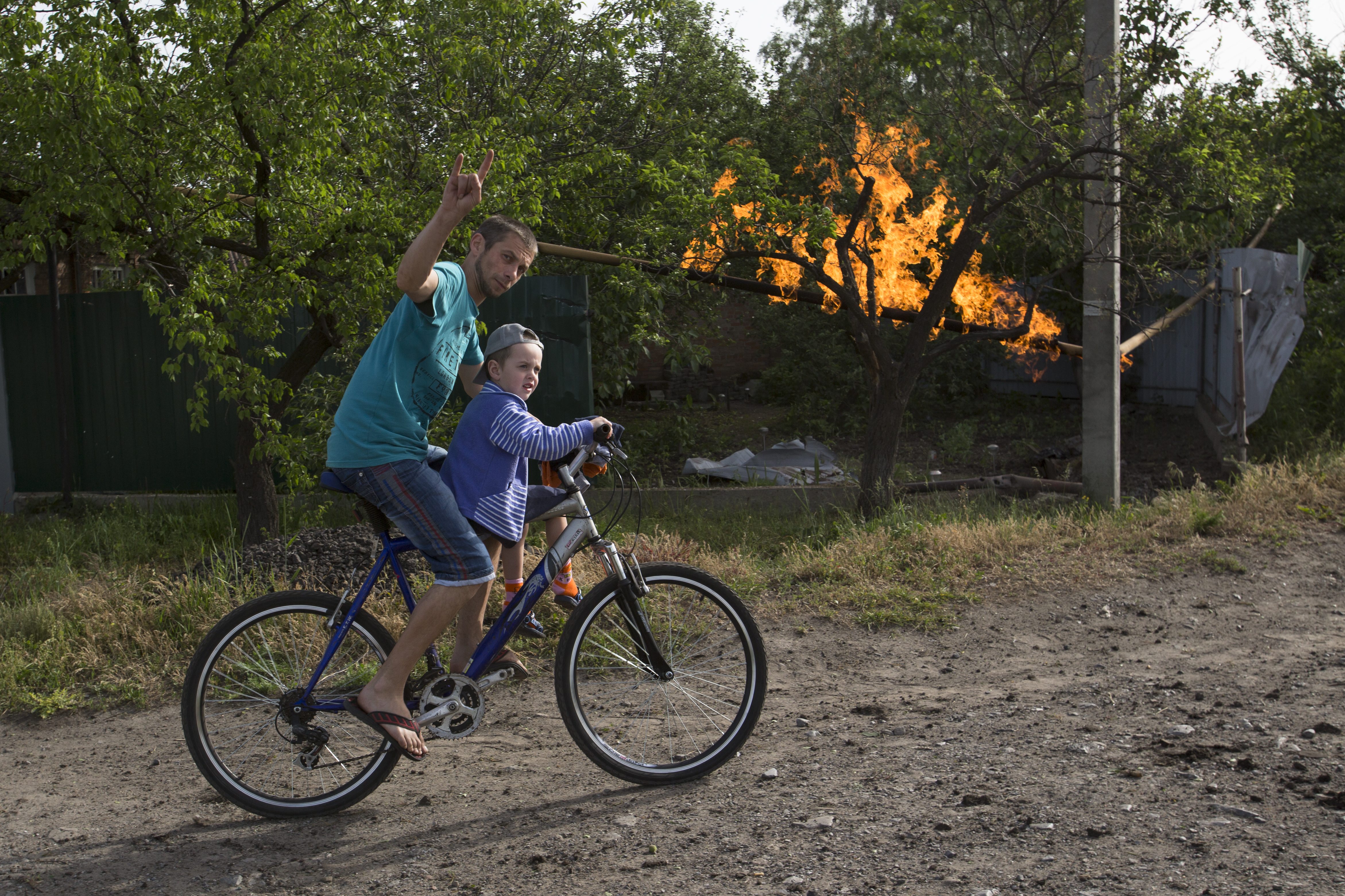 Putin orders troops near Ukraine to return home