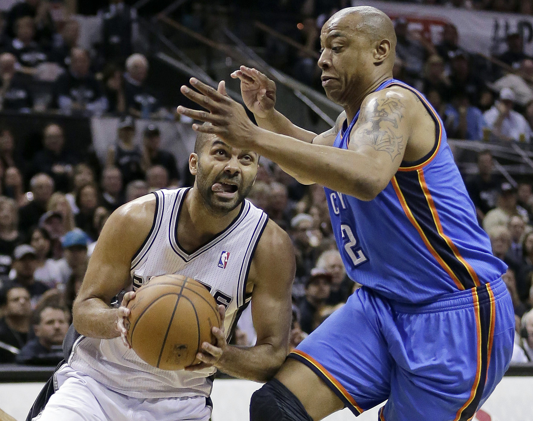 Duncan helps Spurs rout Thunder in series opener