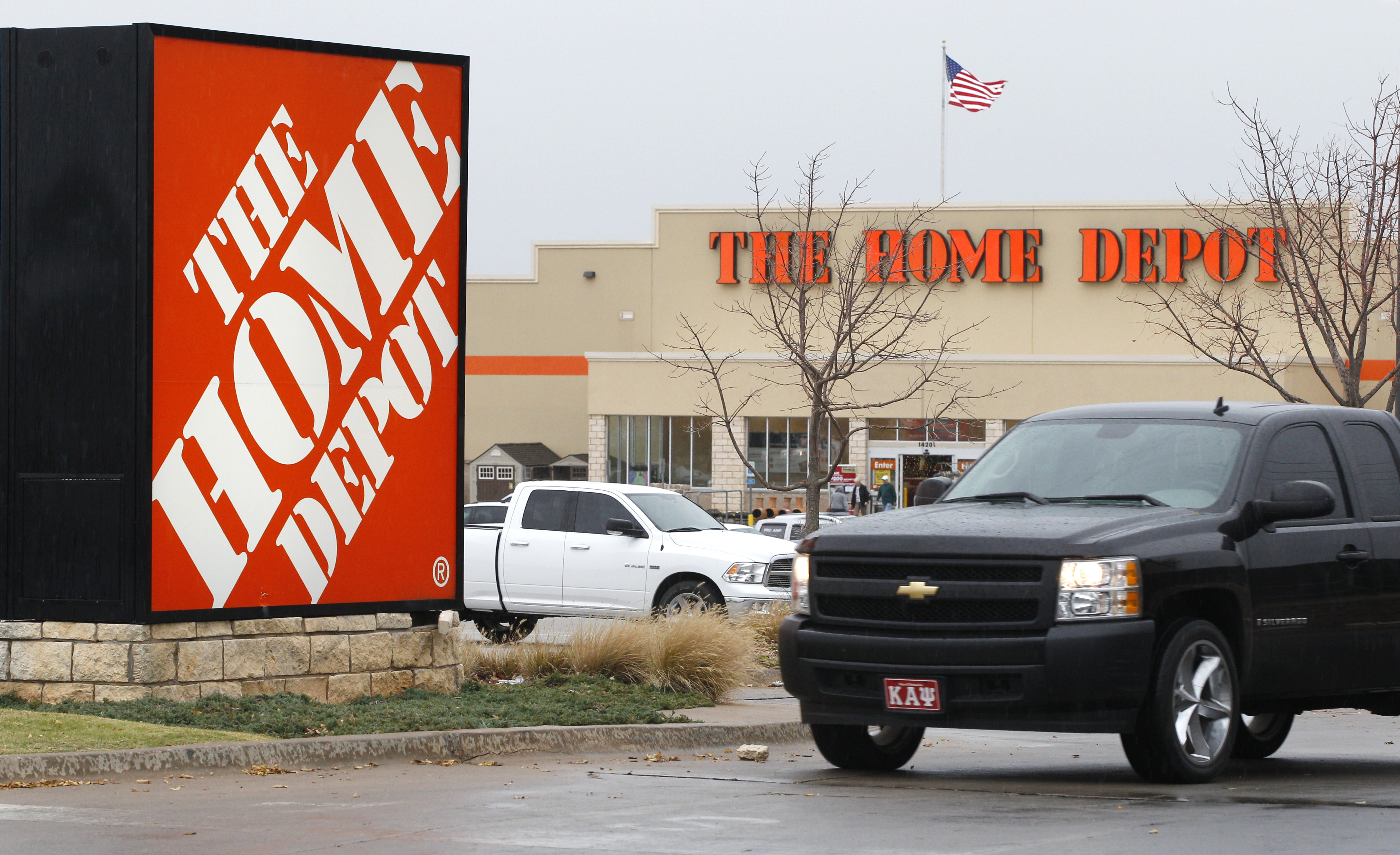 Home Depot 1Q results miss expectations