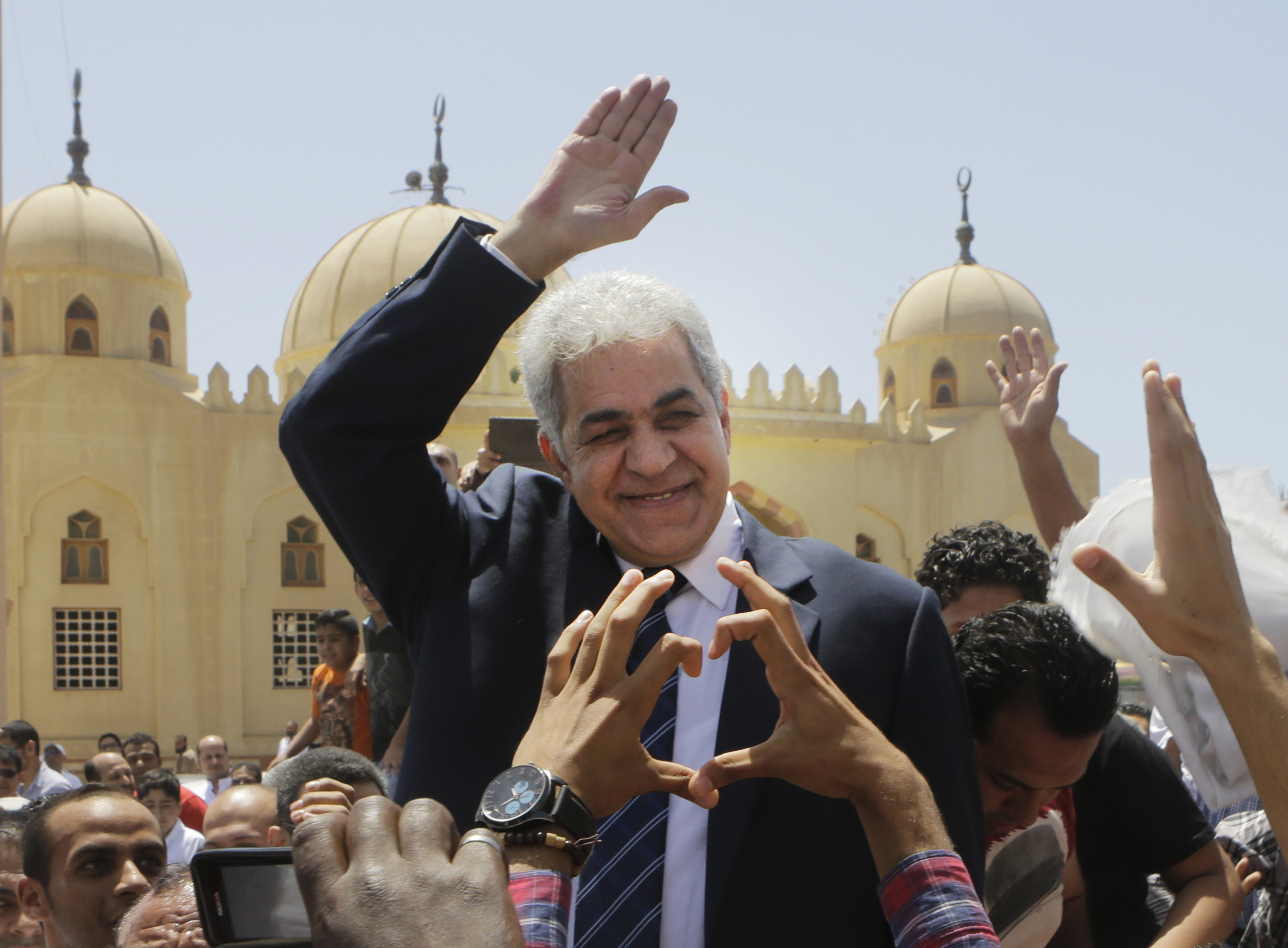 Underdog in Egypt race tries to woo young voters