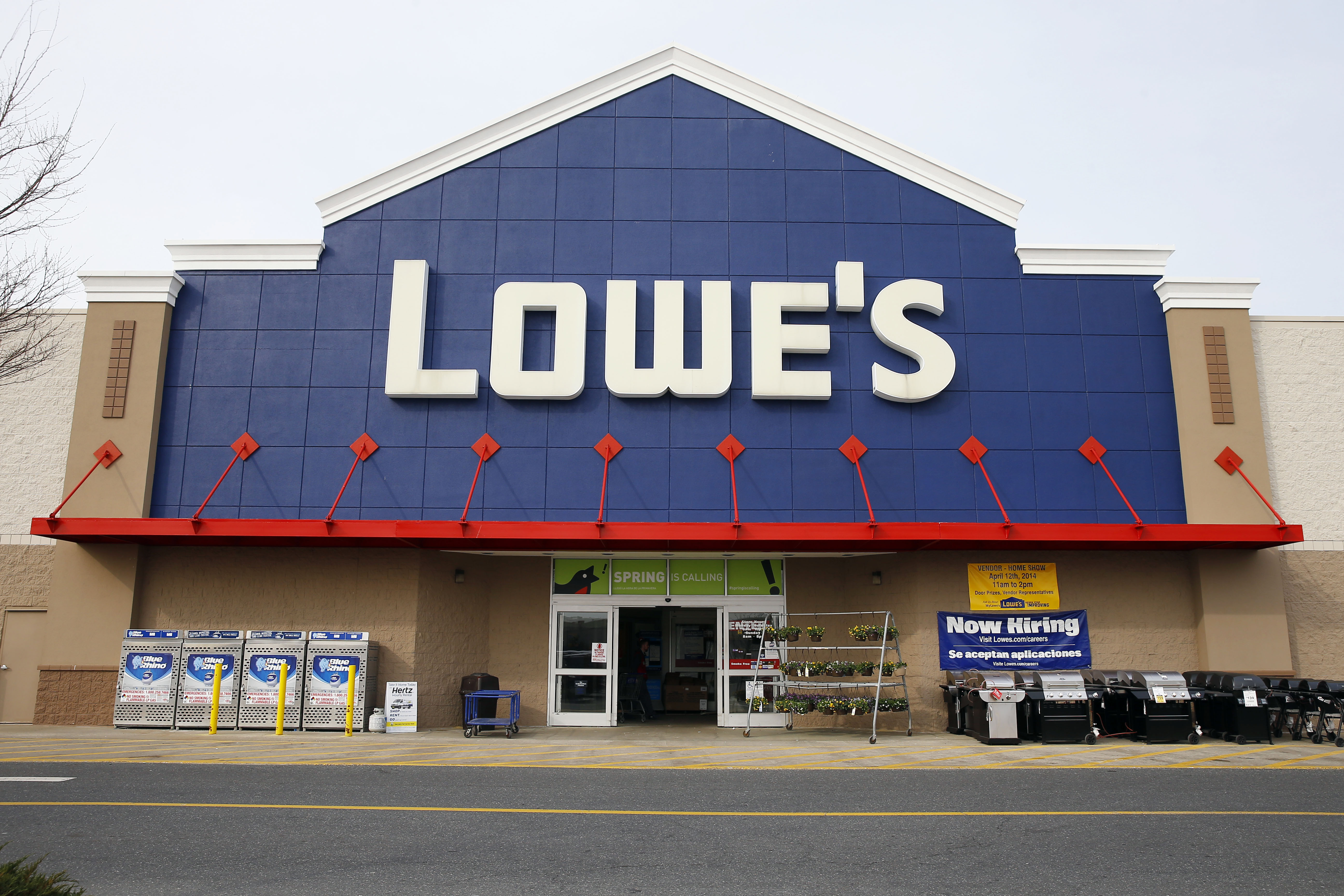 Lowe's 1Q results rise, but miss expectations
