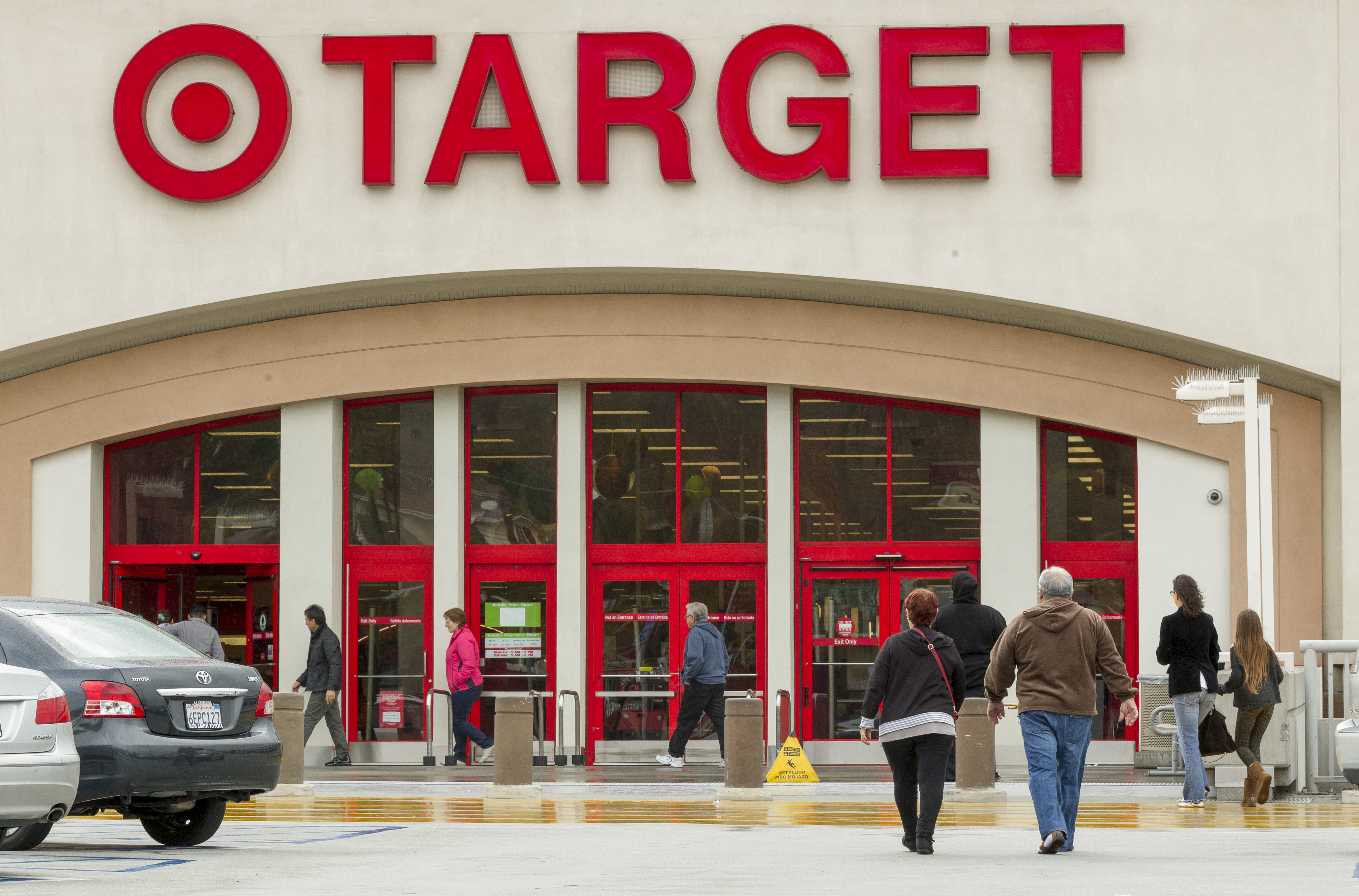 Target 1Q profit falls 16 pct as breach takes toll