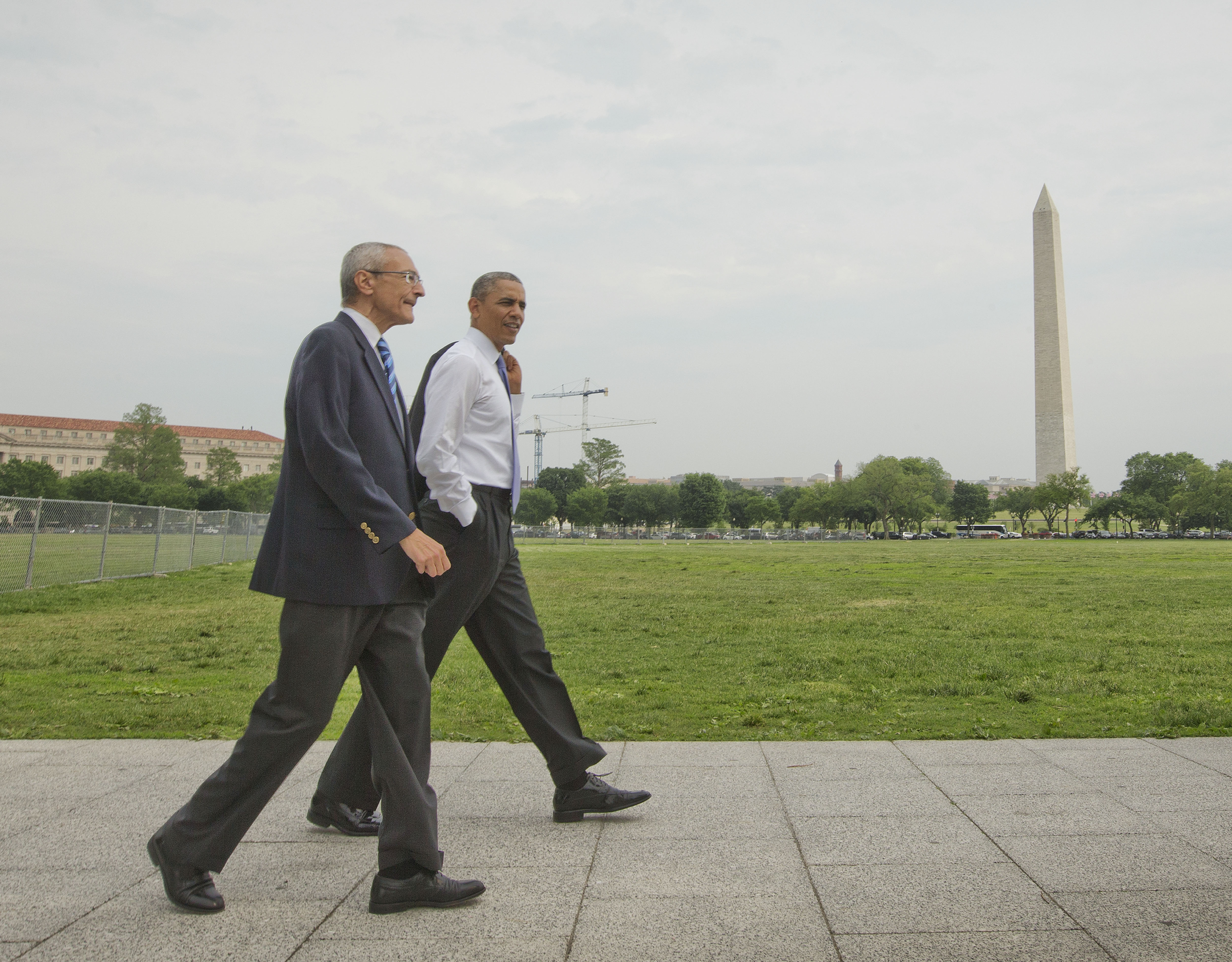Obama breaks from busy day to walk, greet tourists