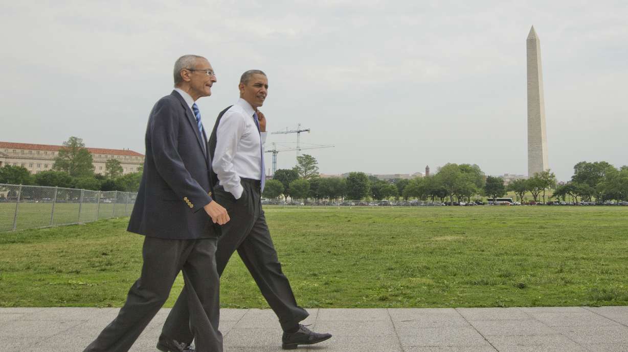 Obama breaks from busy day to walk, greet tourists