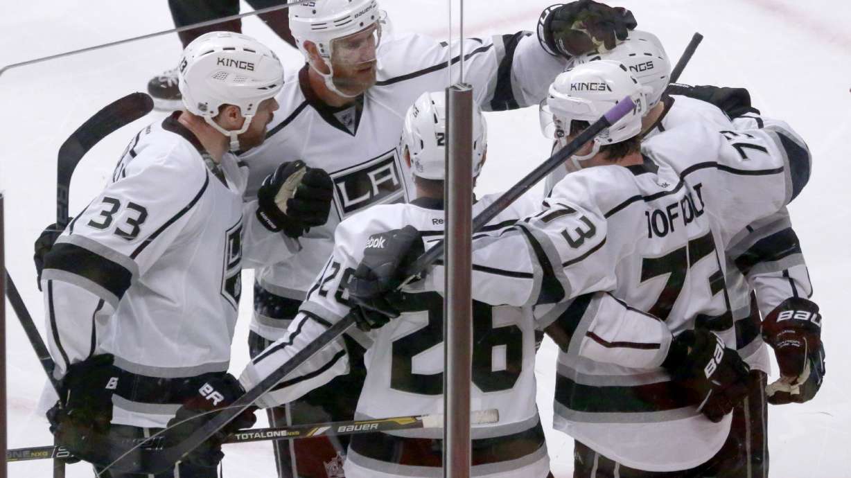 Kings rally past Blackhawks 6-2 in Game 2