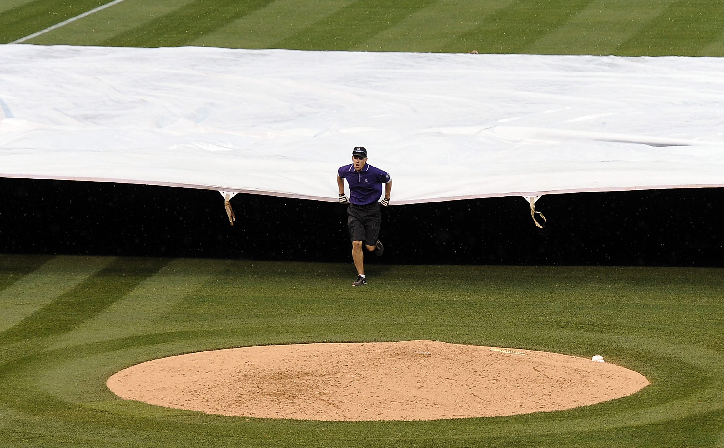 Giants, Rockies suspended due to rain