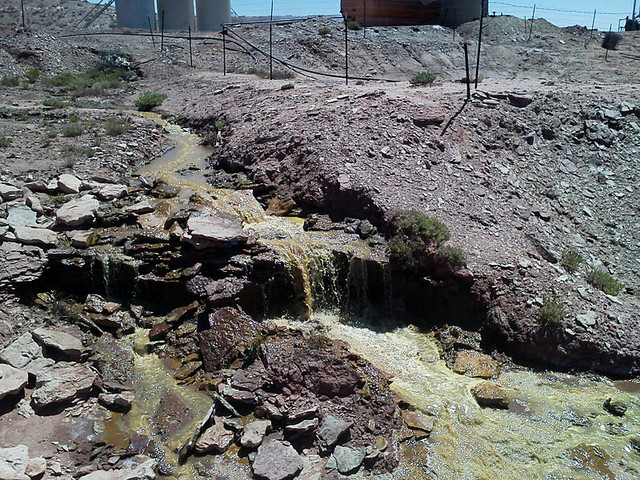 Leaking oil well spill near Green River contained