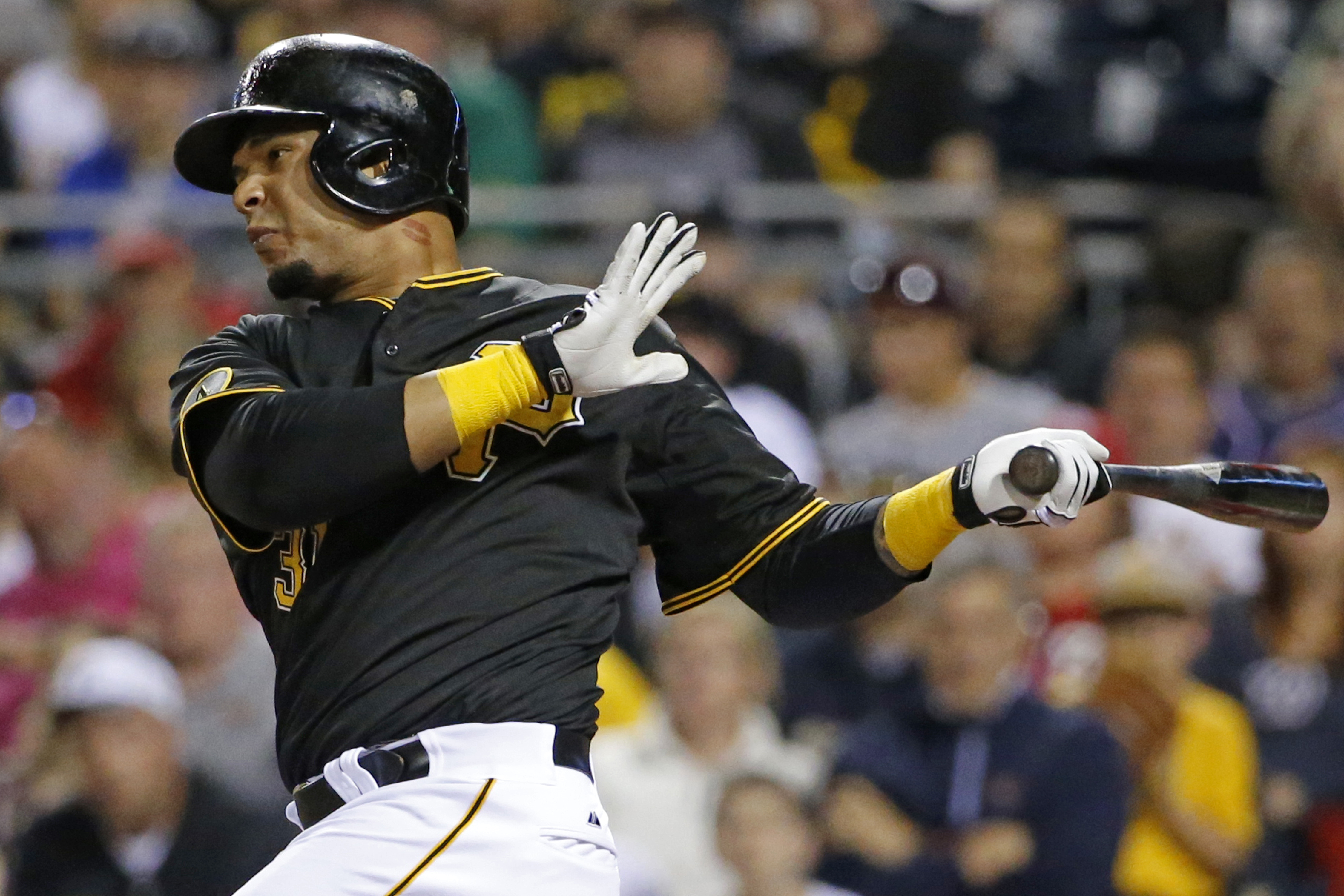 Pirates rally to beat Nationals 3-2