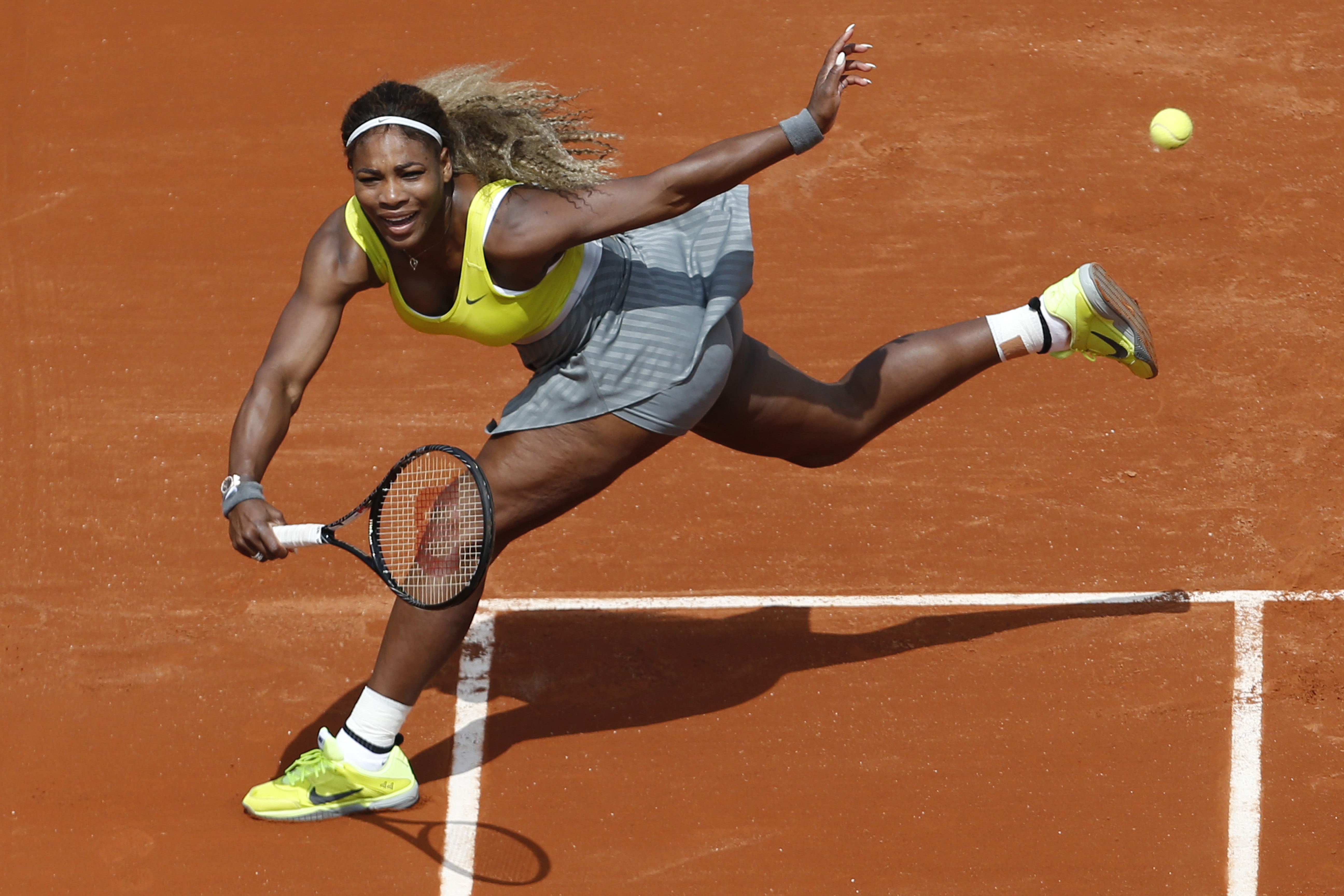 Serena Williams starts French with 6-2, 6-1 win