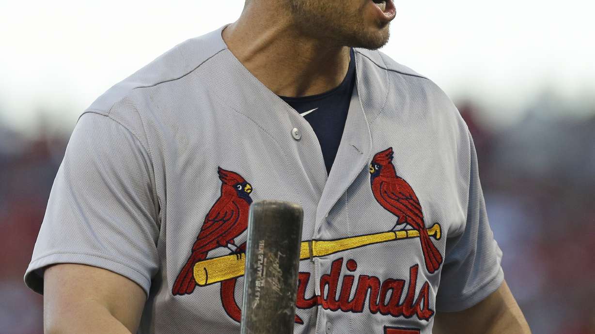 Wainwright gets 8th win, Cardinals beats Reds 4-0