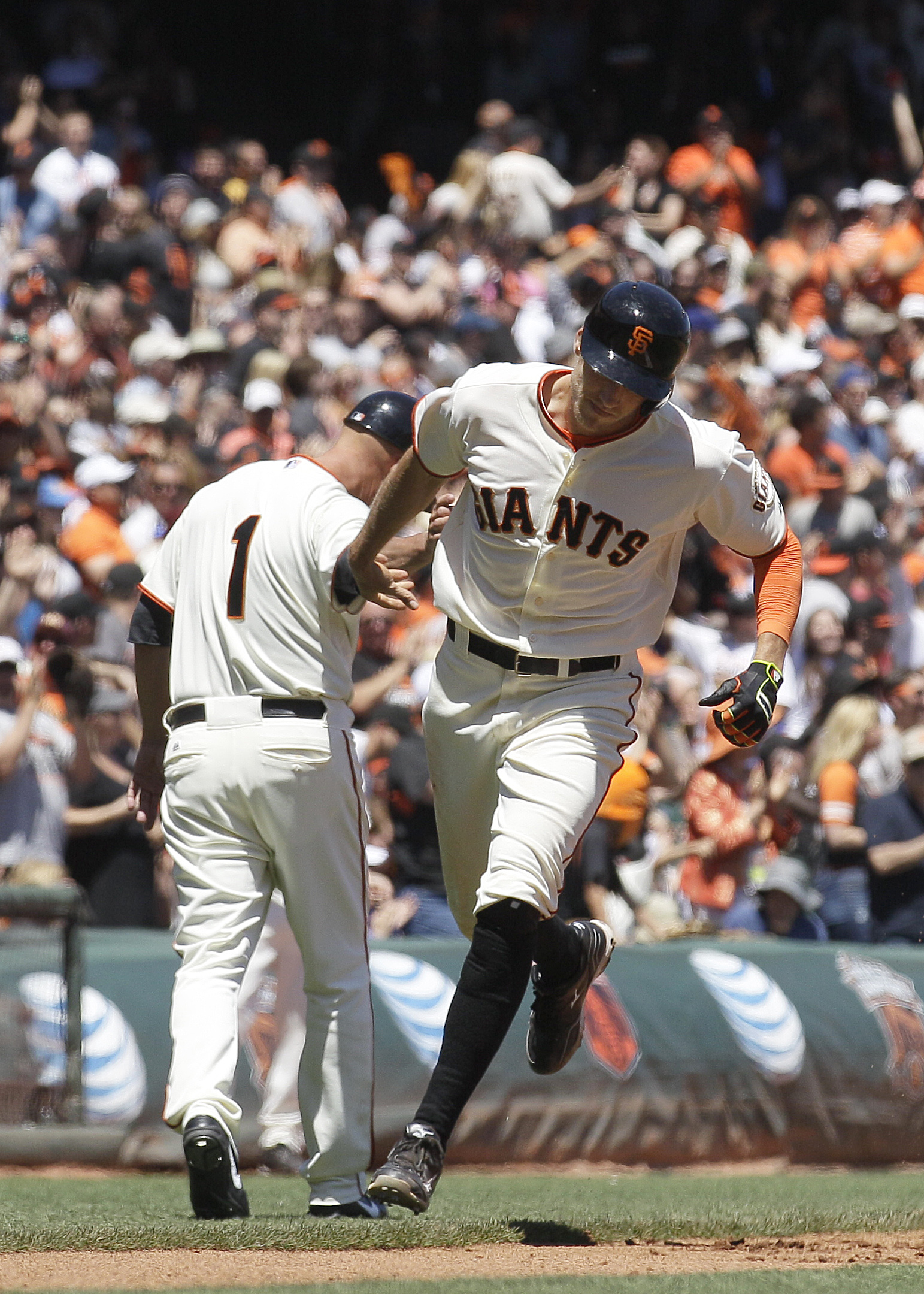 Giants' Hunter Pence searching for stolen scooter