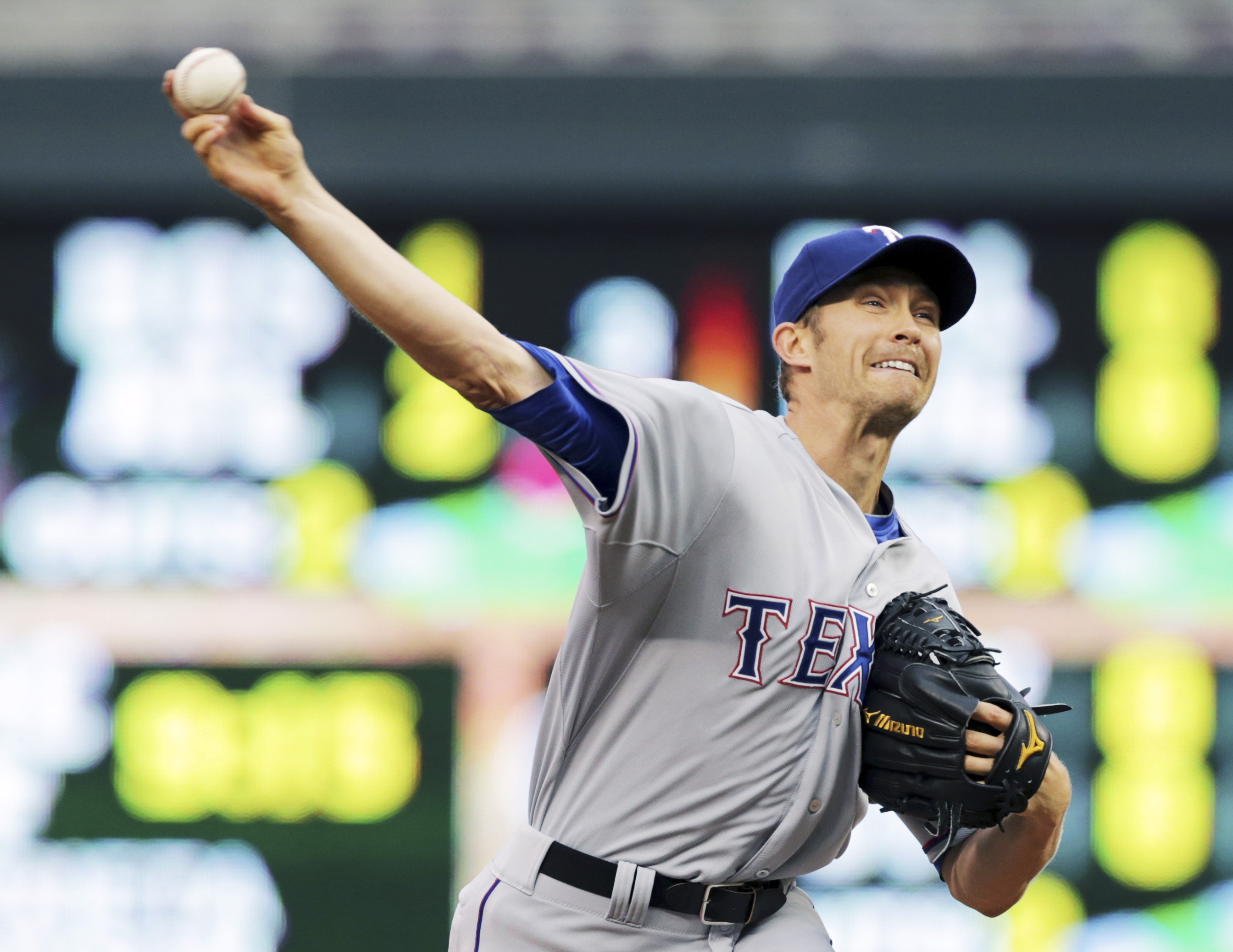 Soria's miscue costs Rangers in 4-3 loss to Twins