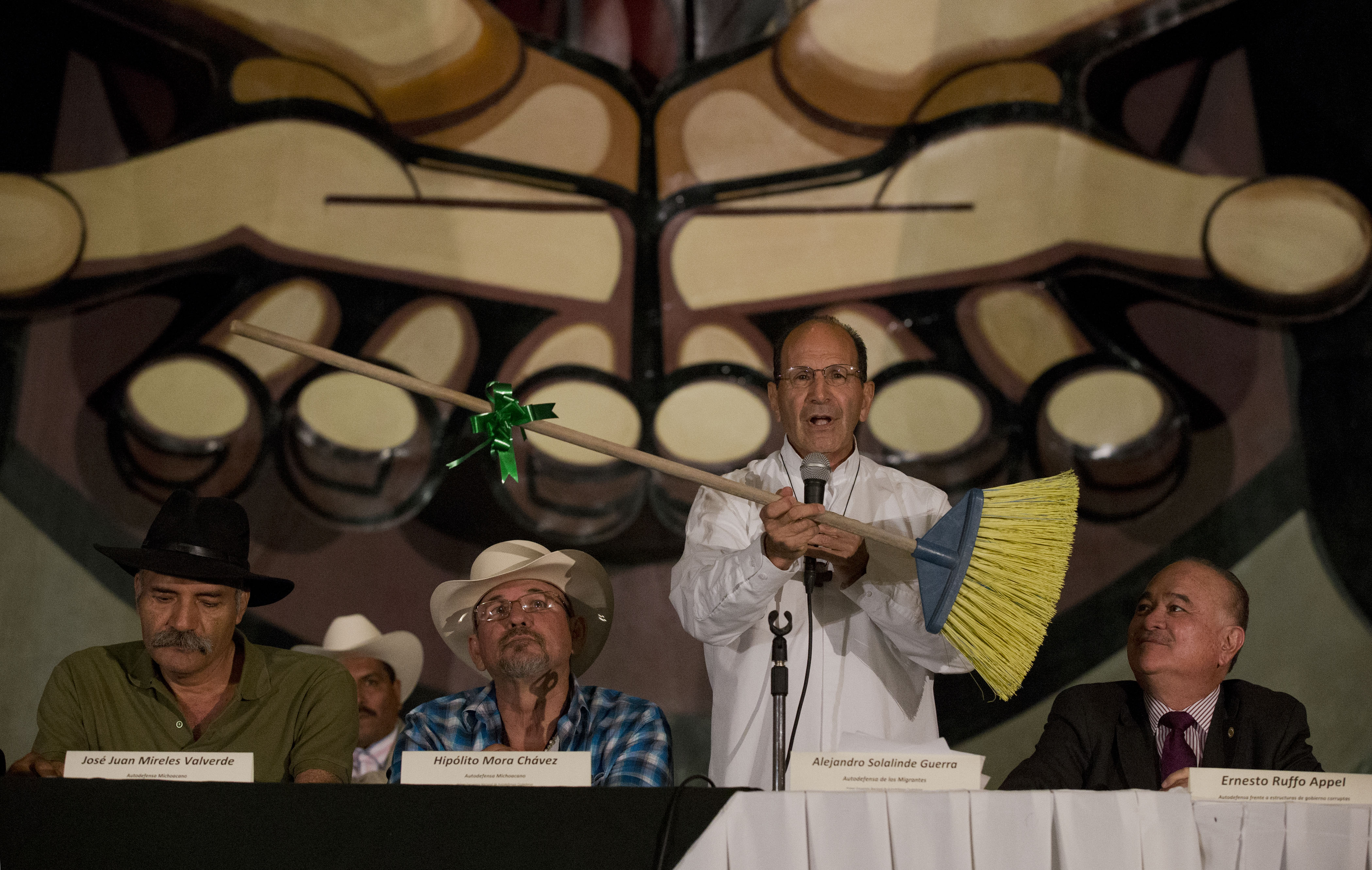 Mexico vigilantes urge more 'self-defense' groups