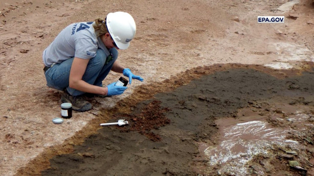 Rain drives oil from leak into Green River