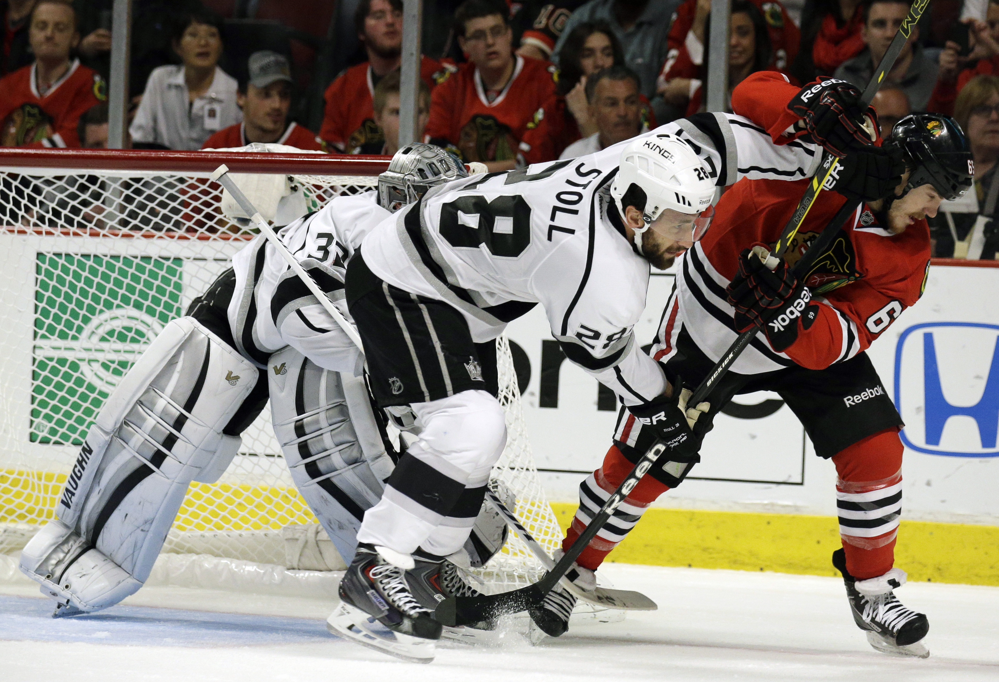 Blackhawks beat Kings 5-4 in 2OT to stay alive