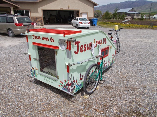 David "Cannonball" Smith's trailer was built to
be towed during a journey from Utah to South
Carolina. Smith hopes to spread "compassion and
sharing" during the trip, which began on May
12, 2014.
