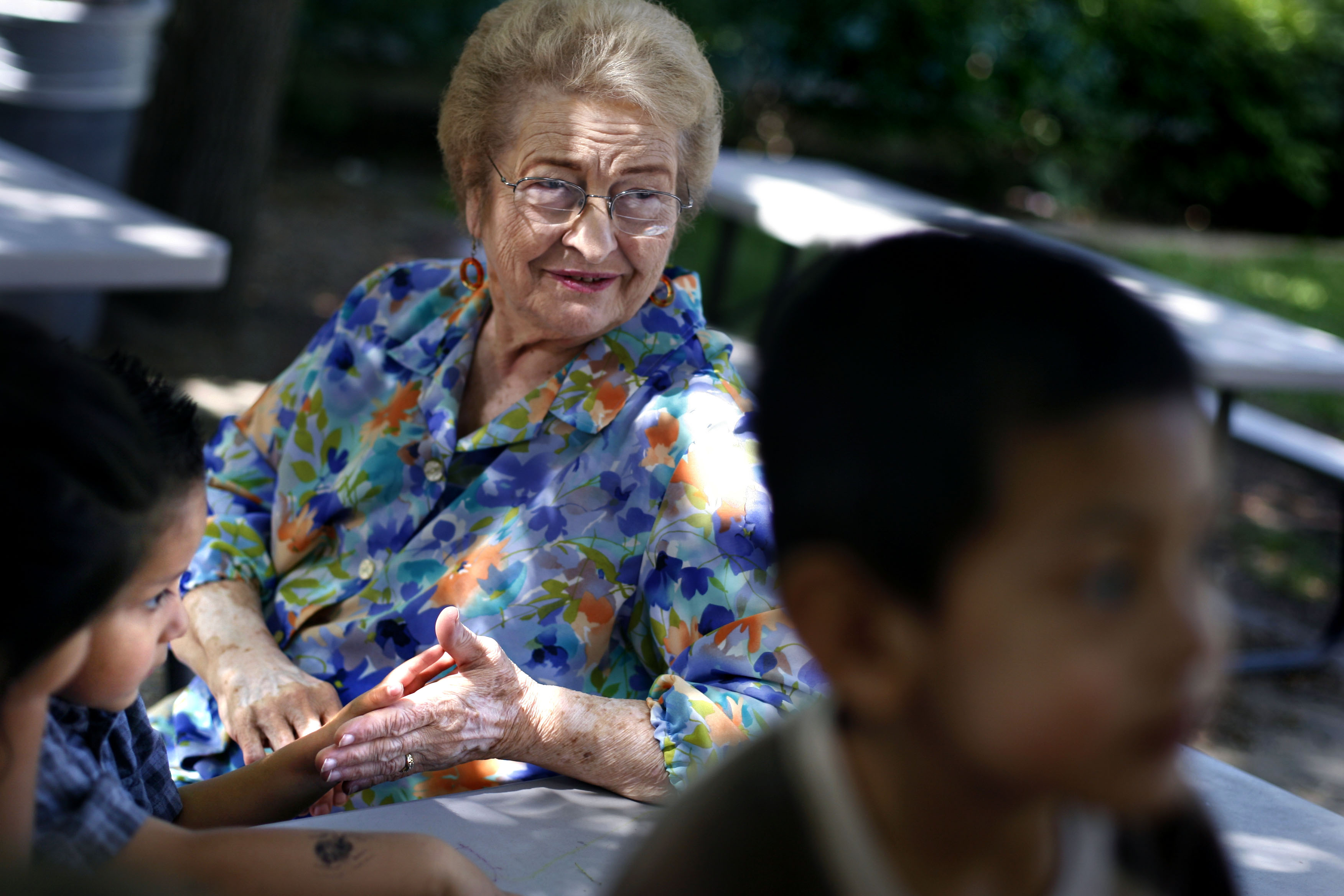 Si tus hijos no tienen apego por su abuela, algo no está bien. Aquí te ayudo a solucionarlo.