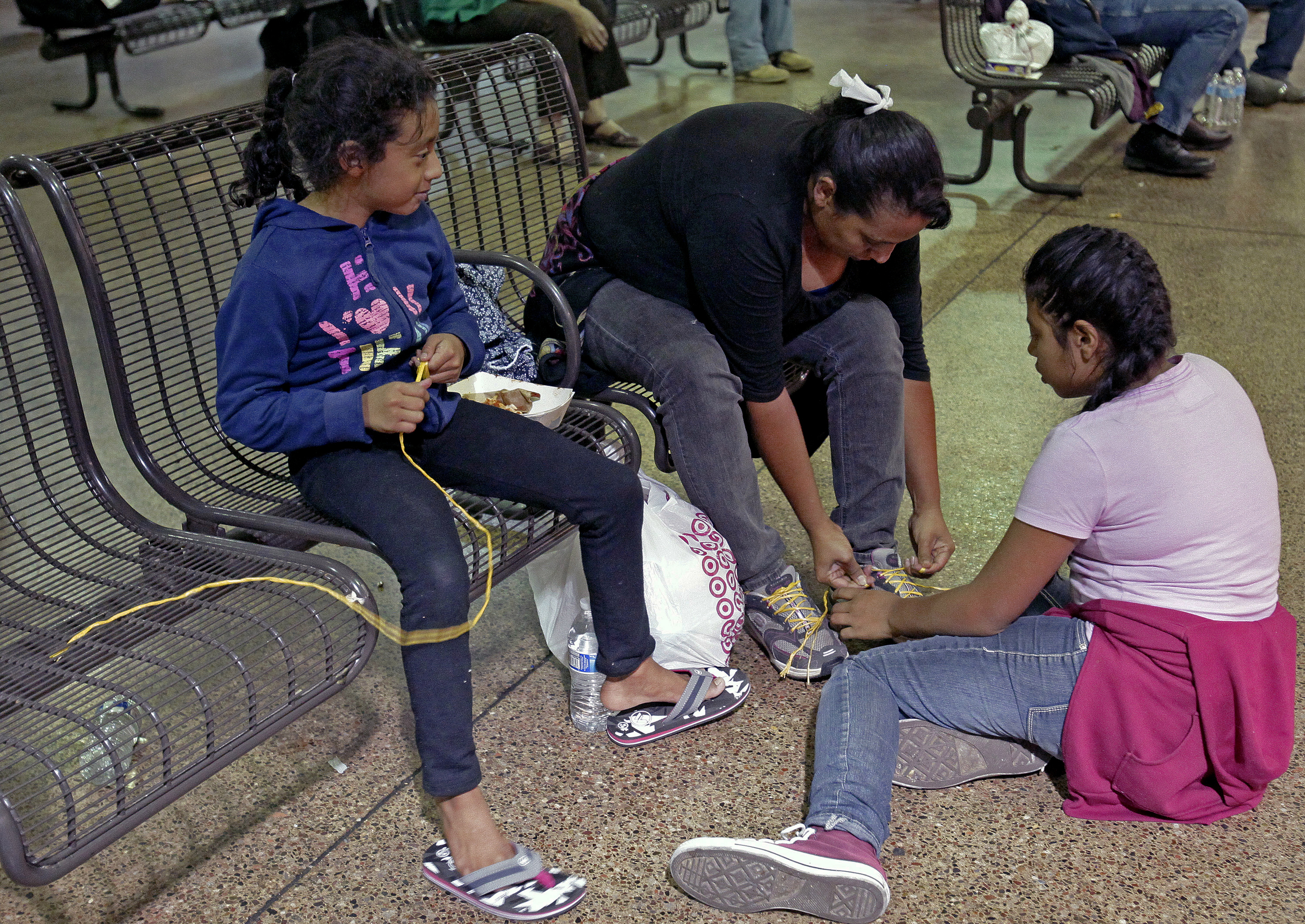 Migrants dropped off at bus stations in Arizona