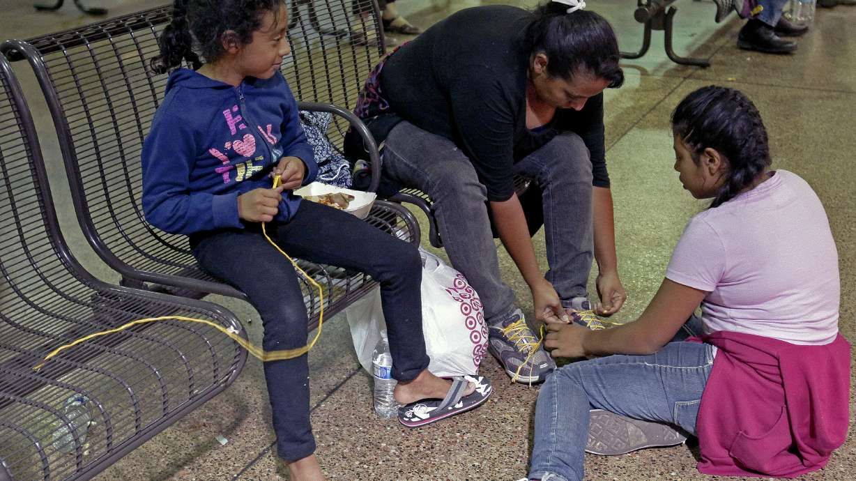 Migrants dropped off at bus stations in Arizona