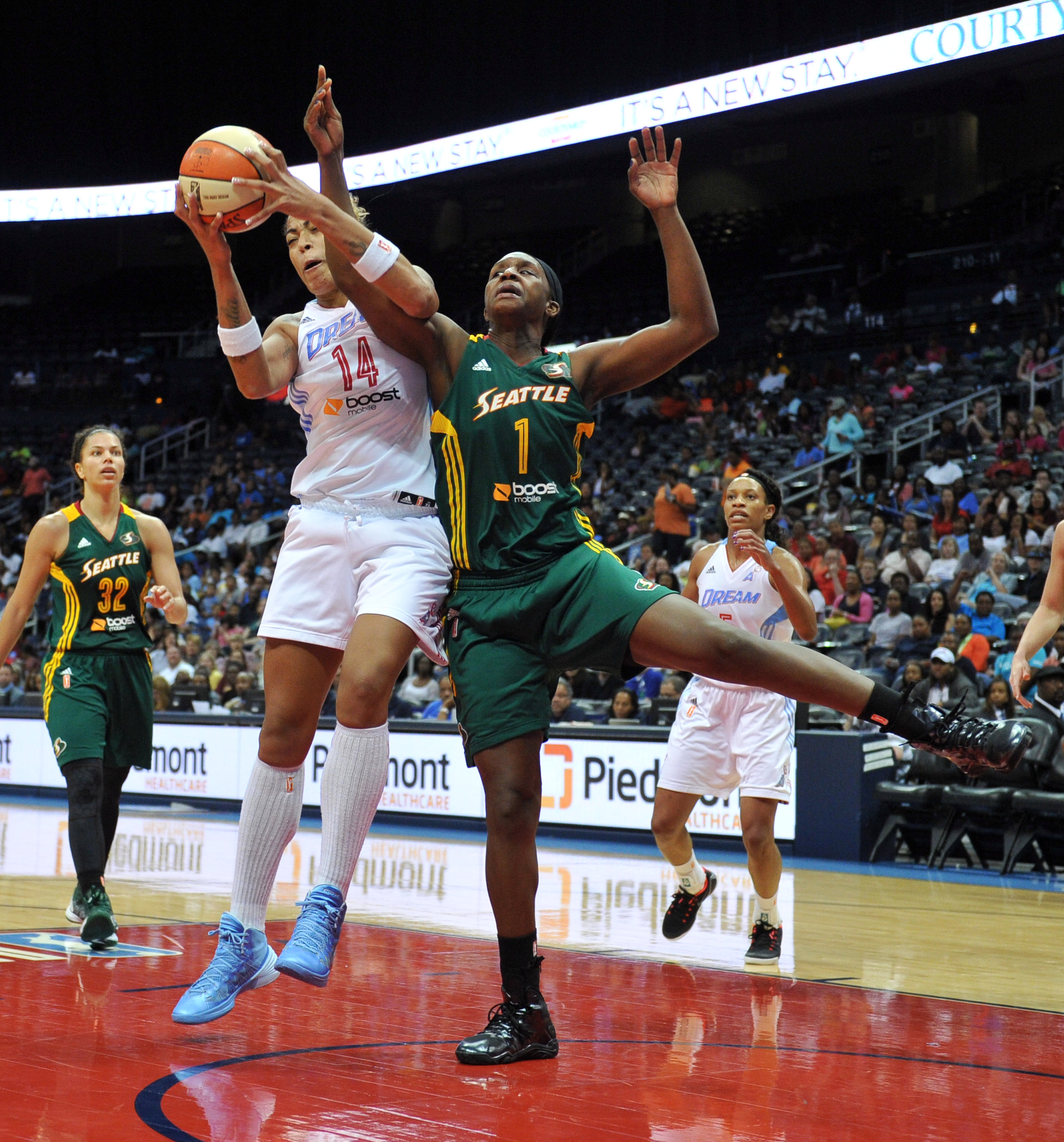 Hayes has 20, Dream top road-weary Storm 80-69