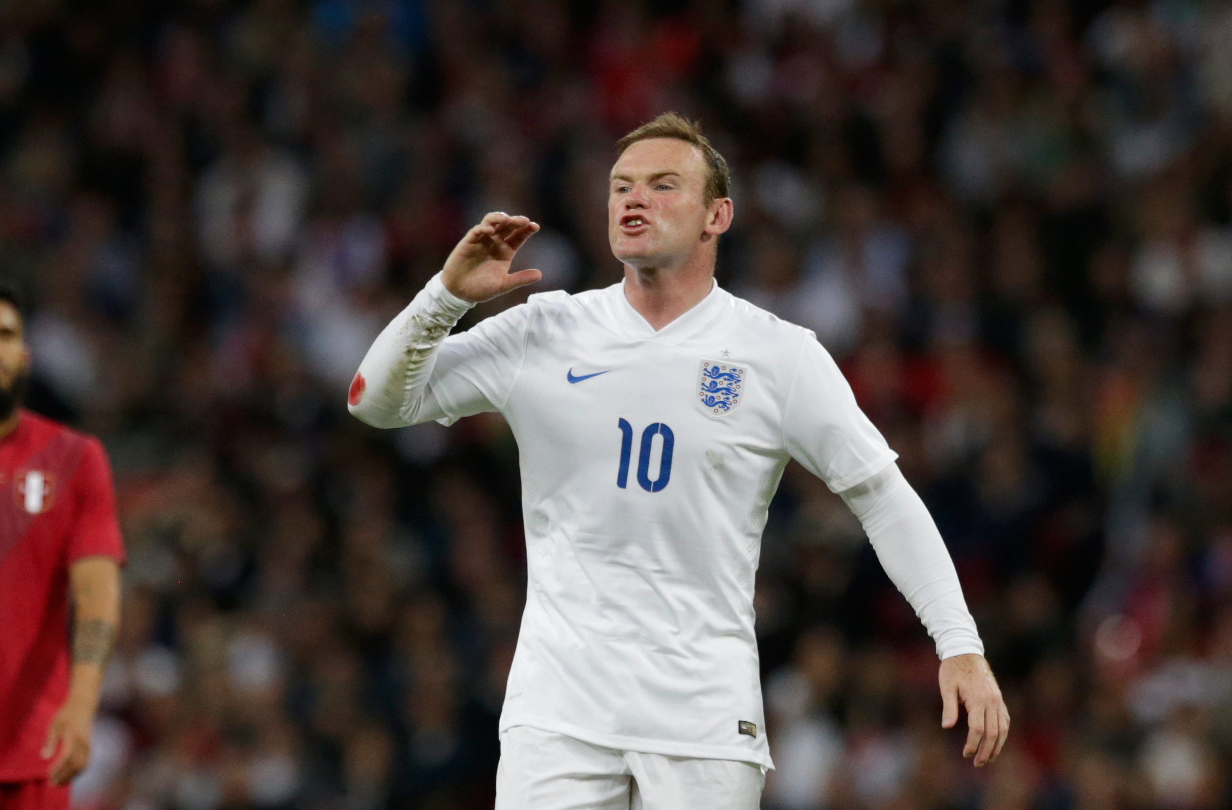 Rooney feeling heat as England arrives in Miami
