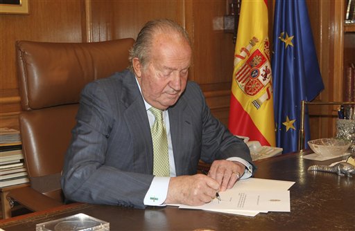 Rey Juan Carlos abdica en su hijo Felipe
