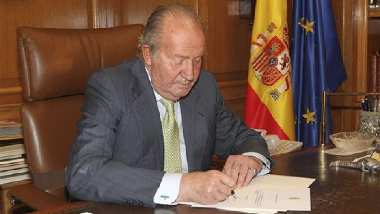 Rey Juan Carlos abdica en su hijo Felipe
