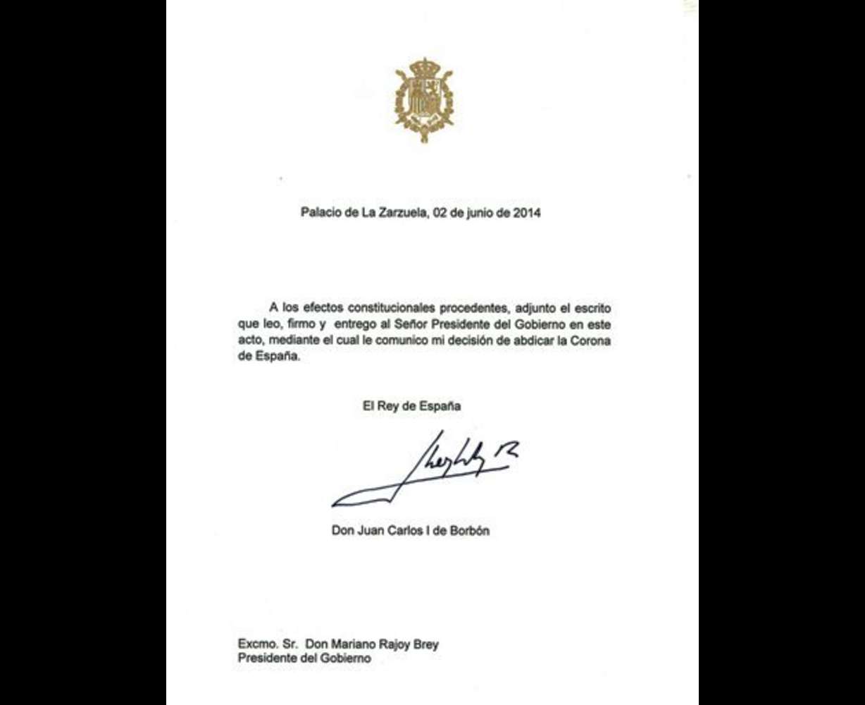 Rey Juan Carlos abdica en su hijo Felipe