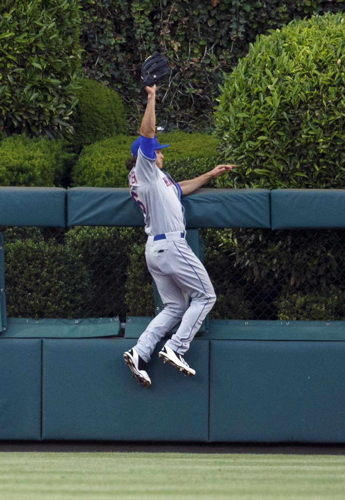 Colon, Flores lead Mets past Phillies