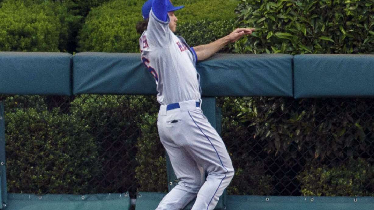 Colon, Flores lead Mets past Phillies