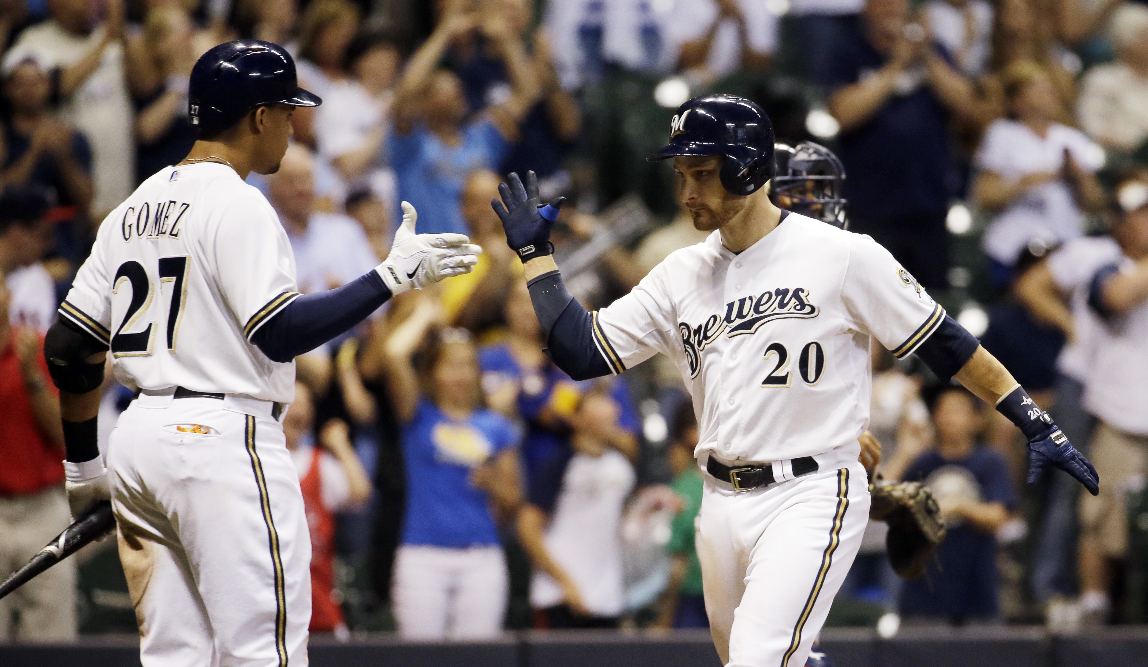 Strength up middle helps Brewers in NL Central