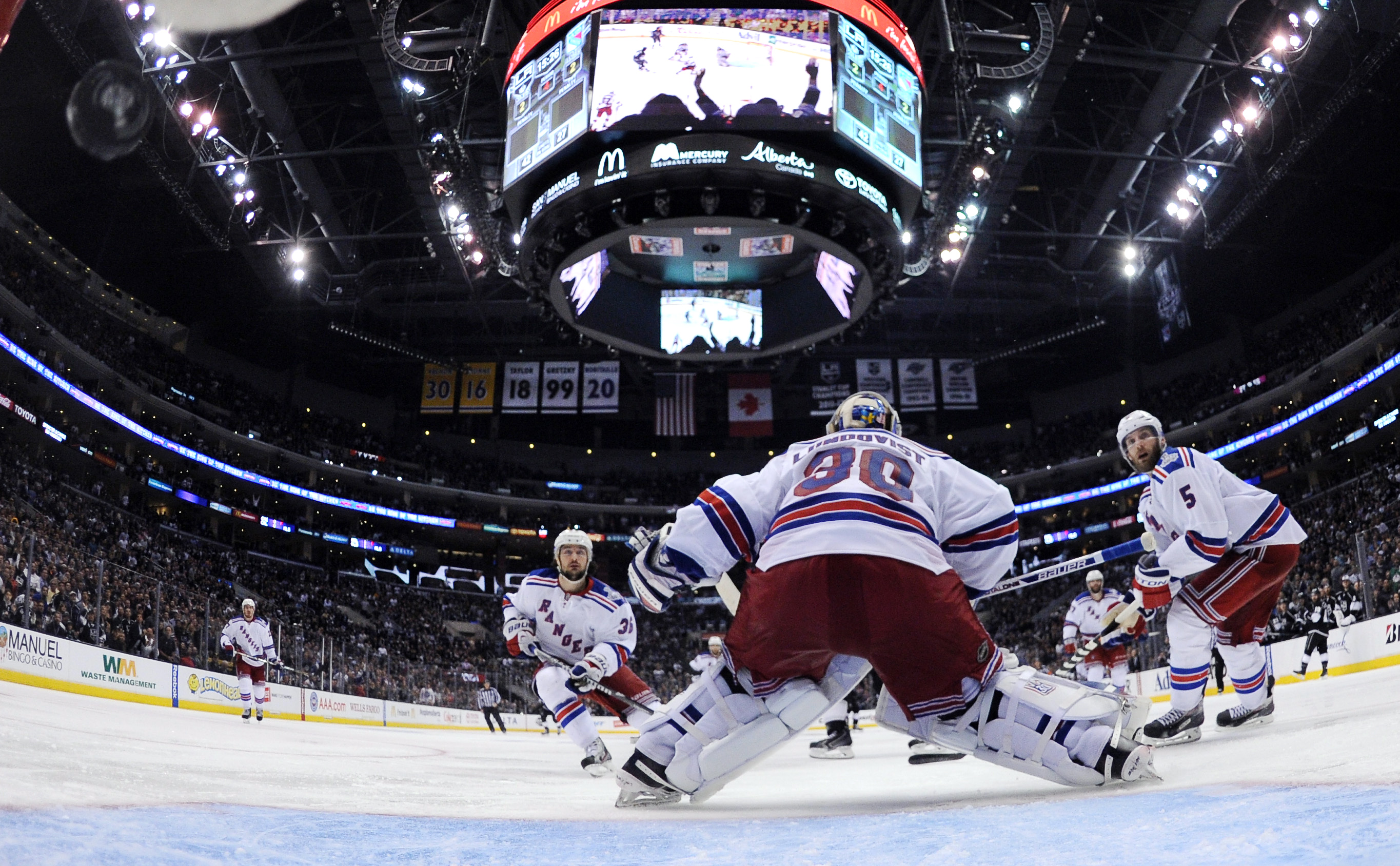 Rangers jump to Girardi's defense after turnover