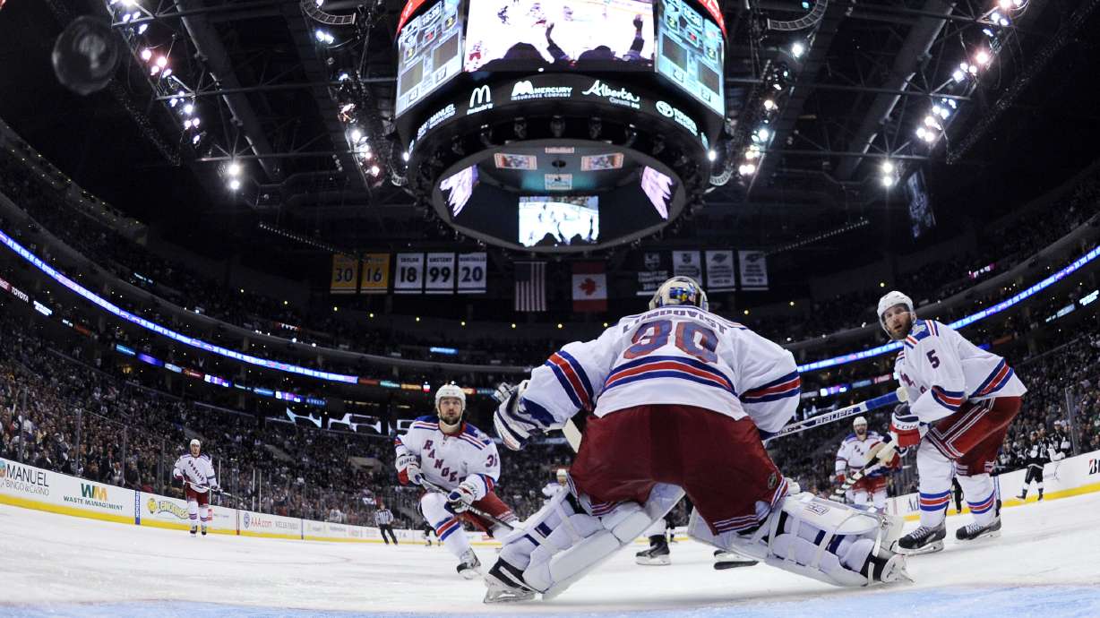 Rangers jump to Girardi's defense after turnover