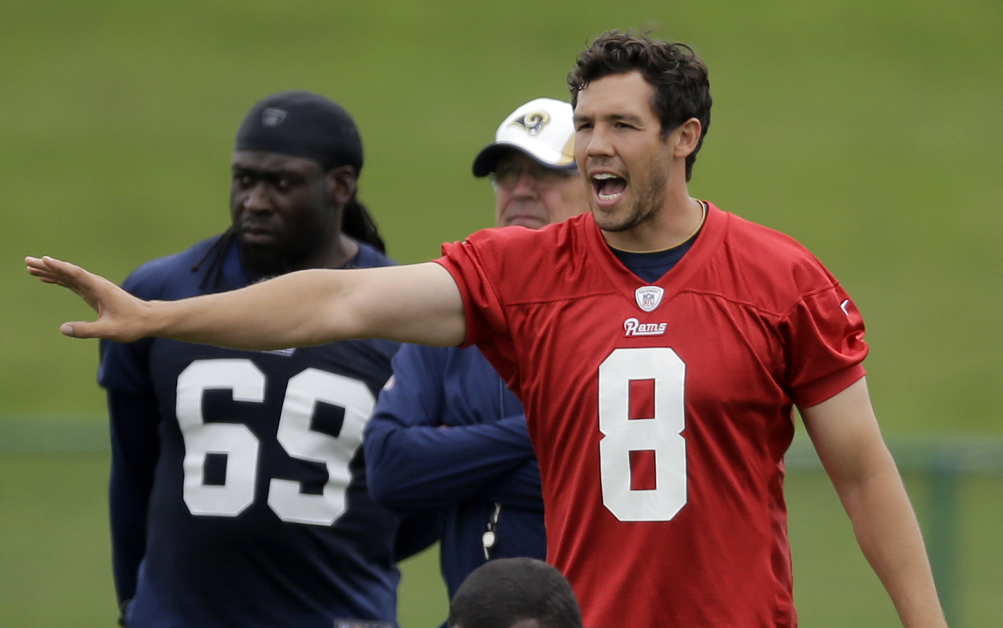 Rams QB Bradford on track in knee injury rehab