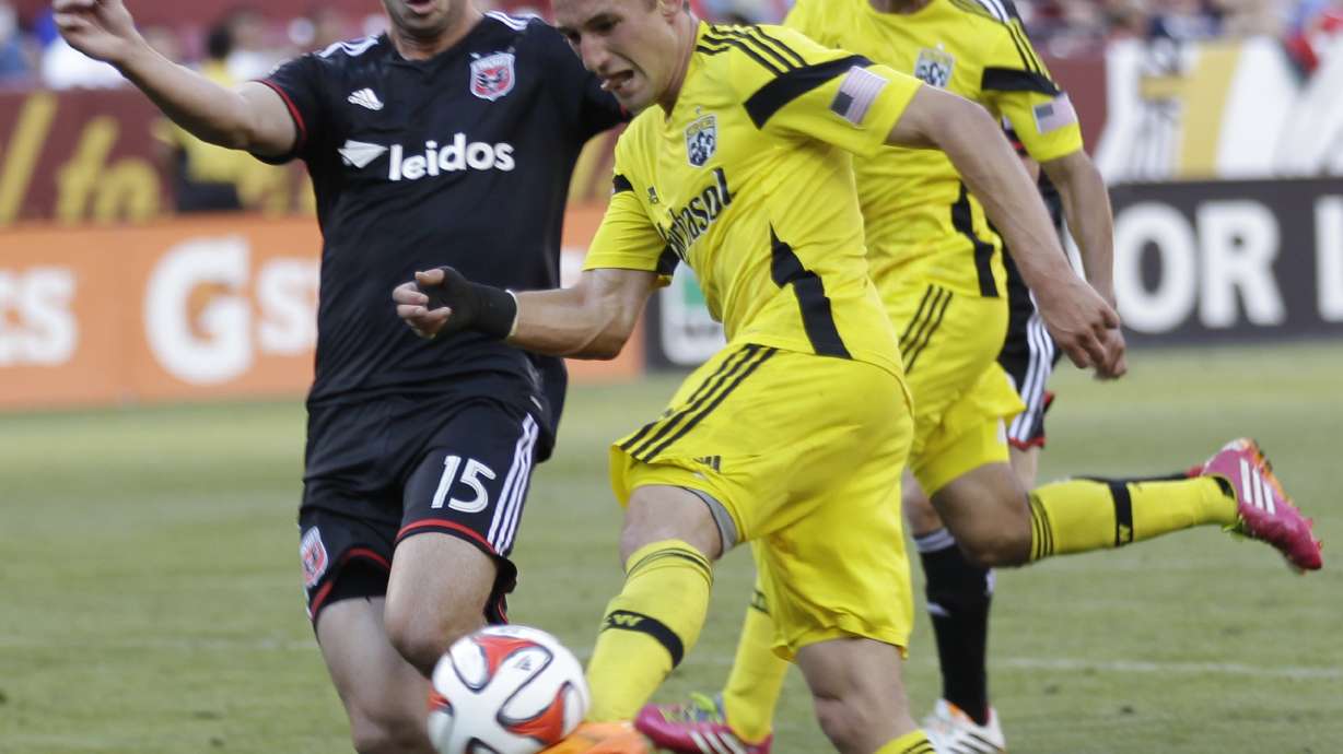Clark's save preserves Crew's 0-0 draw with United
