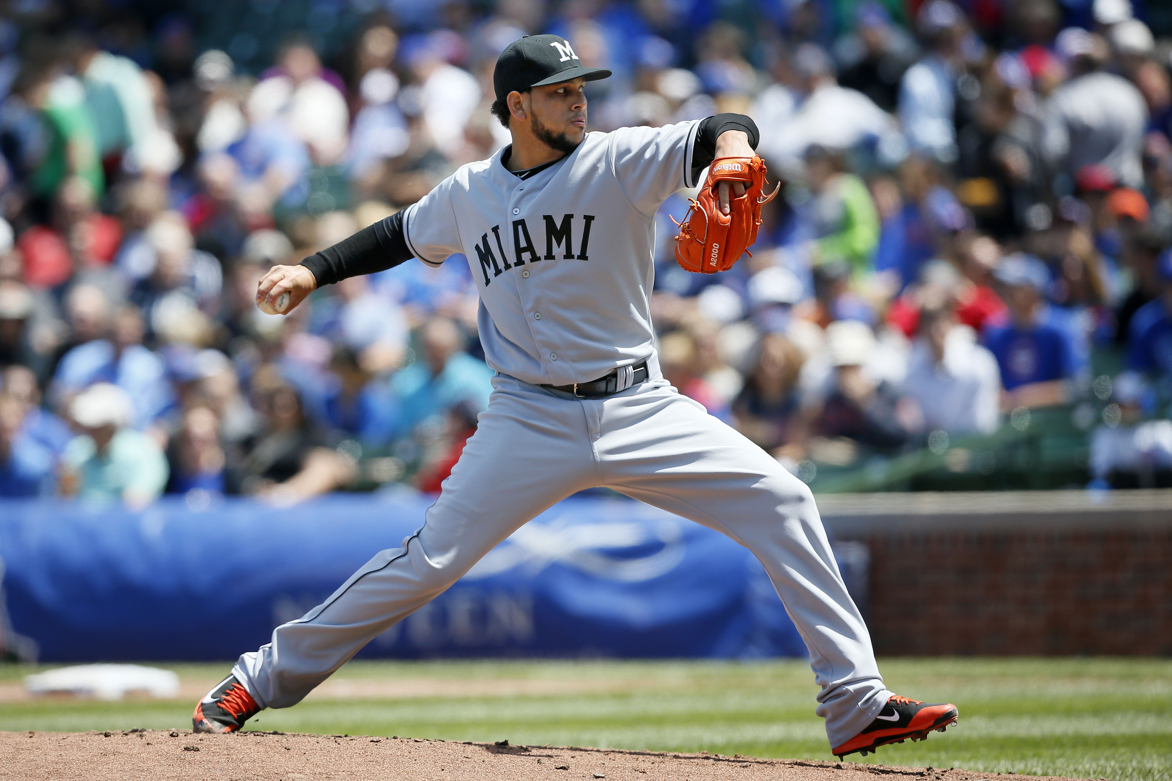 Marlins' Alvarez leaves start with hip injury