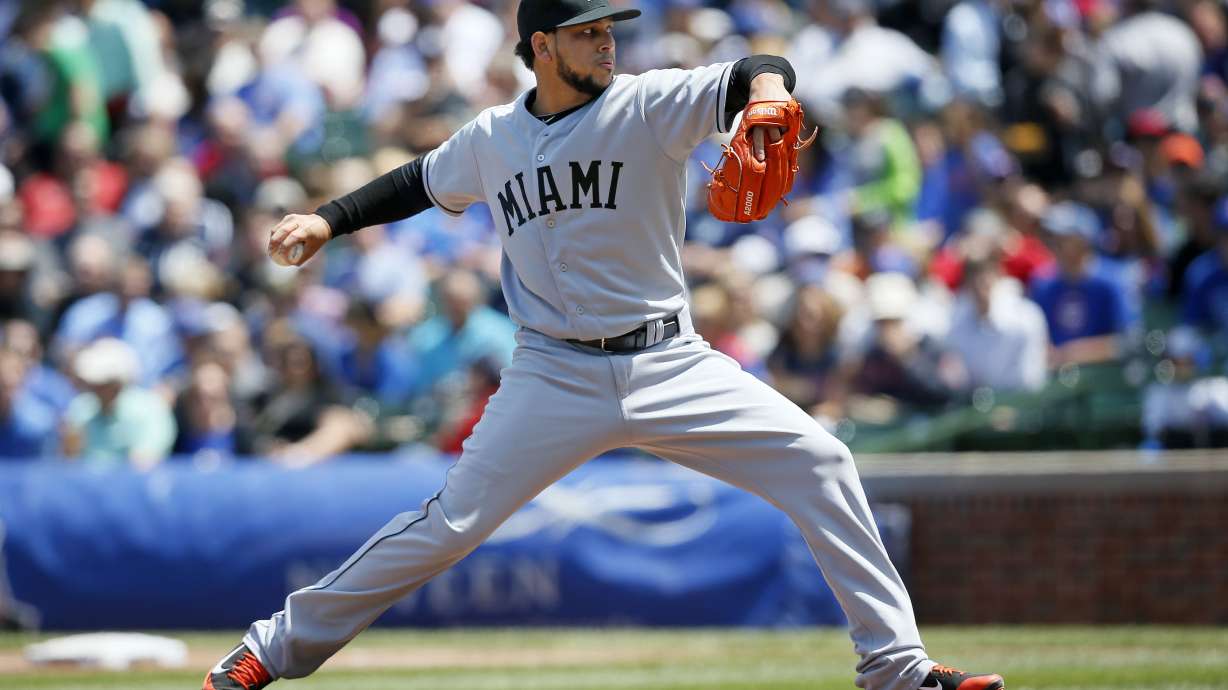 Marlins' Alvarez leaves start with hip injury
