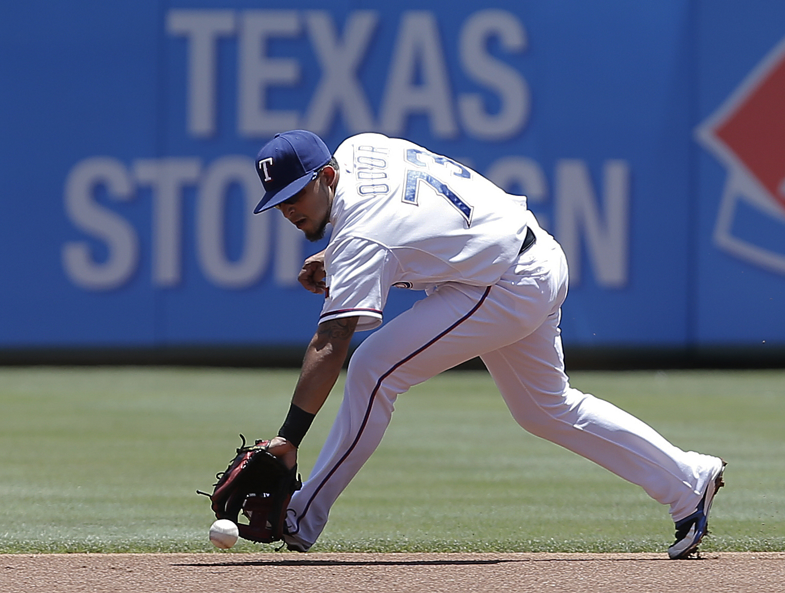 Rangers 2B Odor leaves game with shoulder sprain