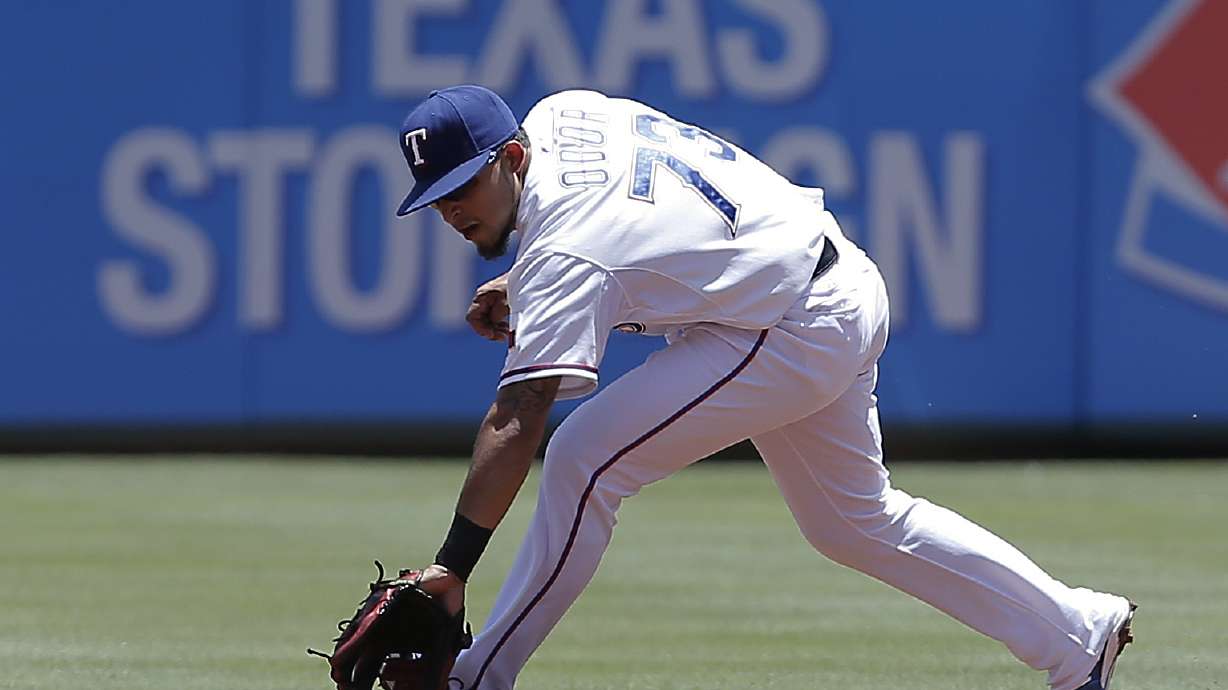Rangers 2B Odor leaves game with shoulder sprain