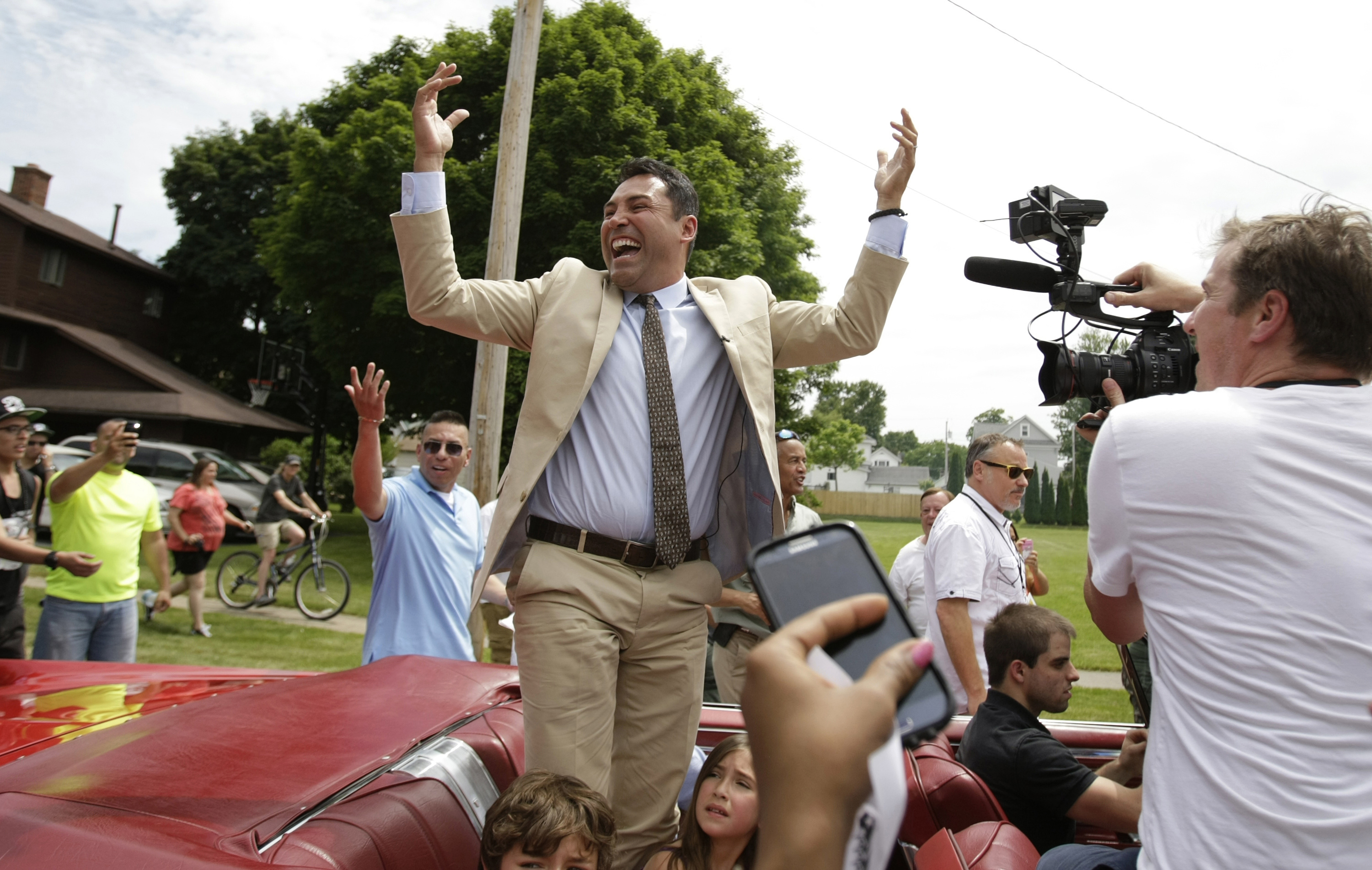 Oscar De La Hoya inducted into Boxing Hall of Fame