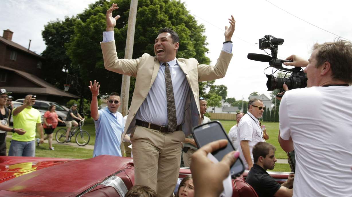 Oscar De La Hoya inducted into Boxing Hall of Fame