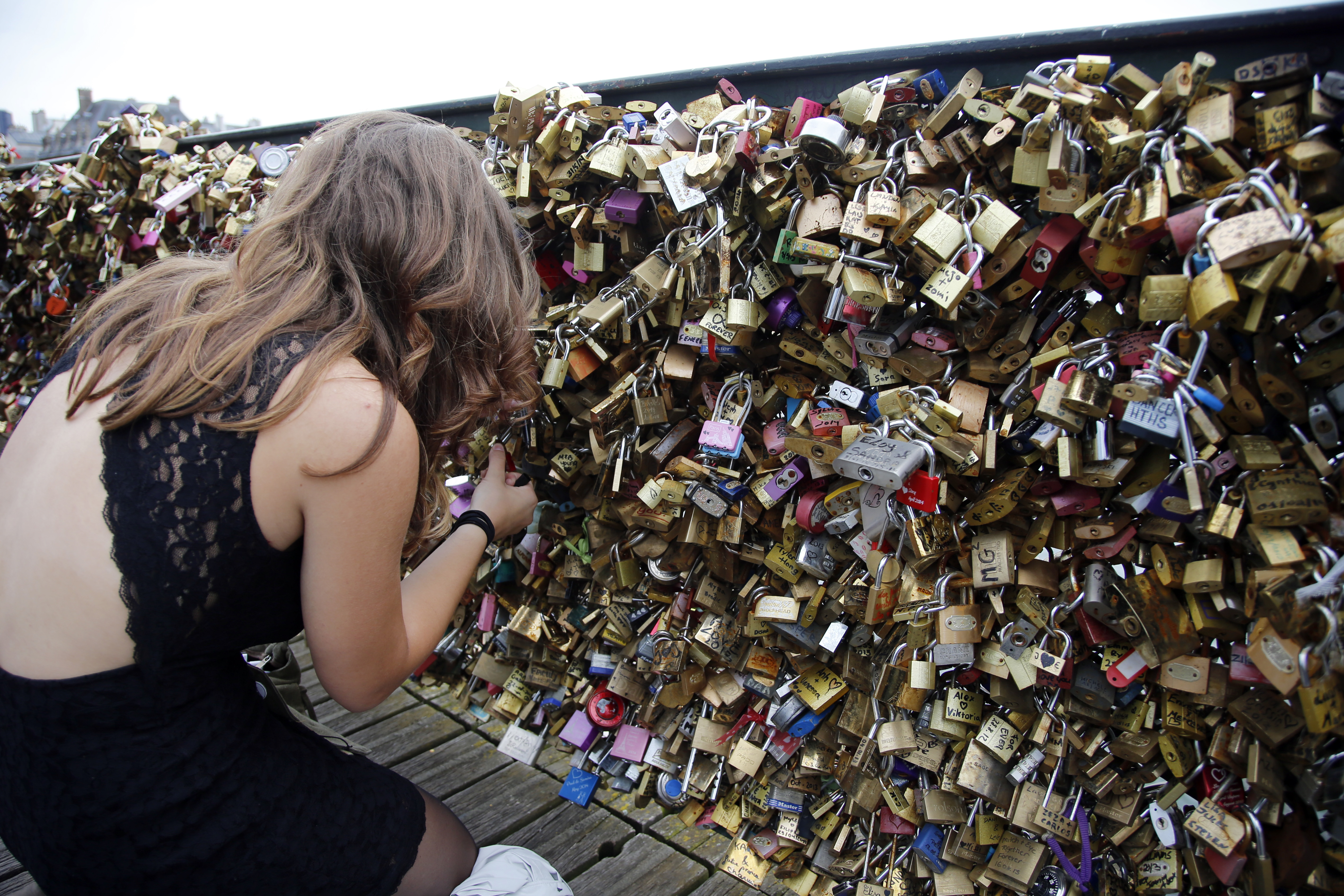 Love locks cause fencing to tumble on Paris bridge