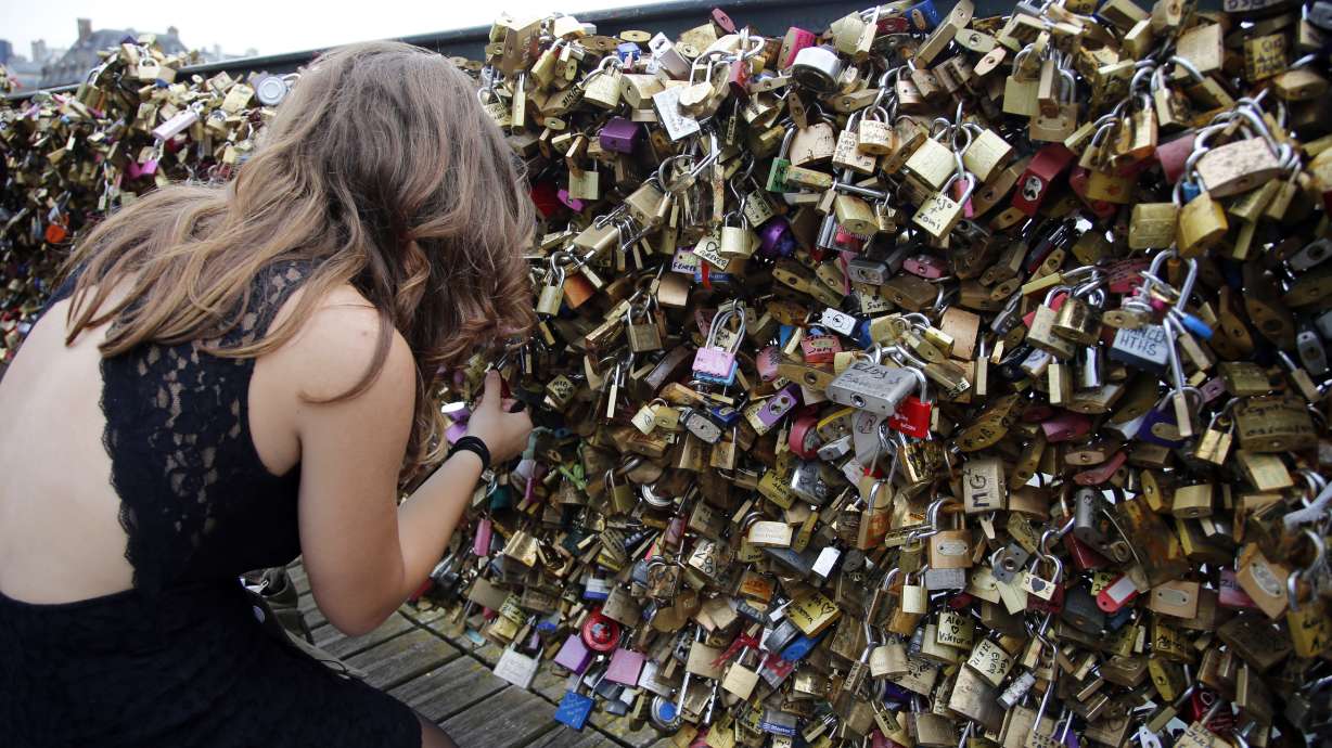 Love locks cause fencing to tumble on Paris bridge