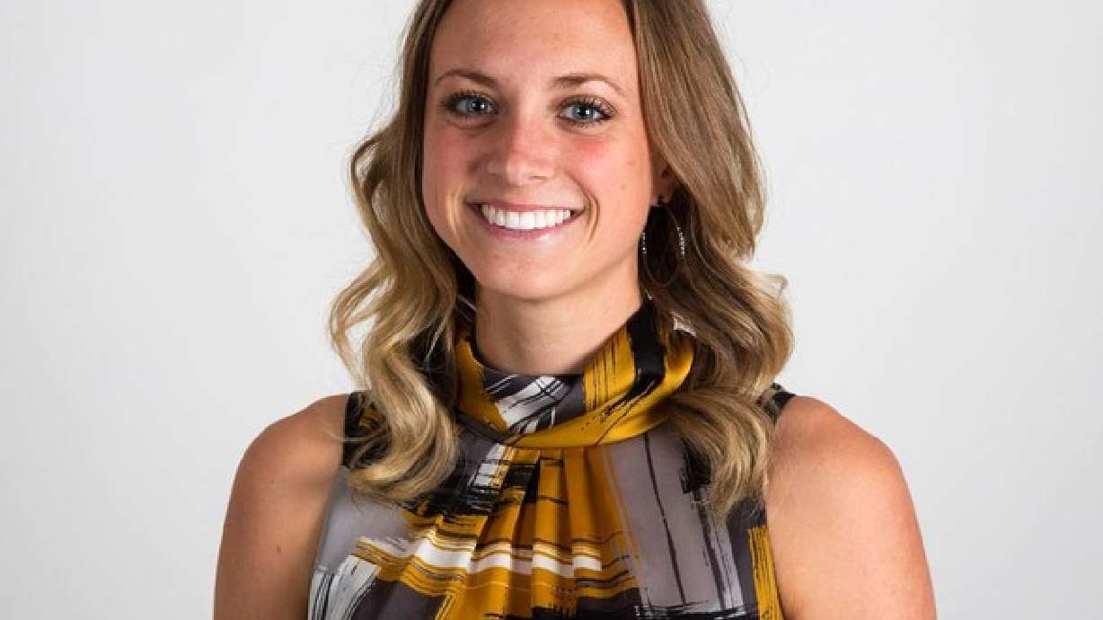 Bailiff asks reporter to cover shoulders before entering Ogden courthouse