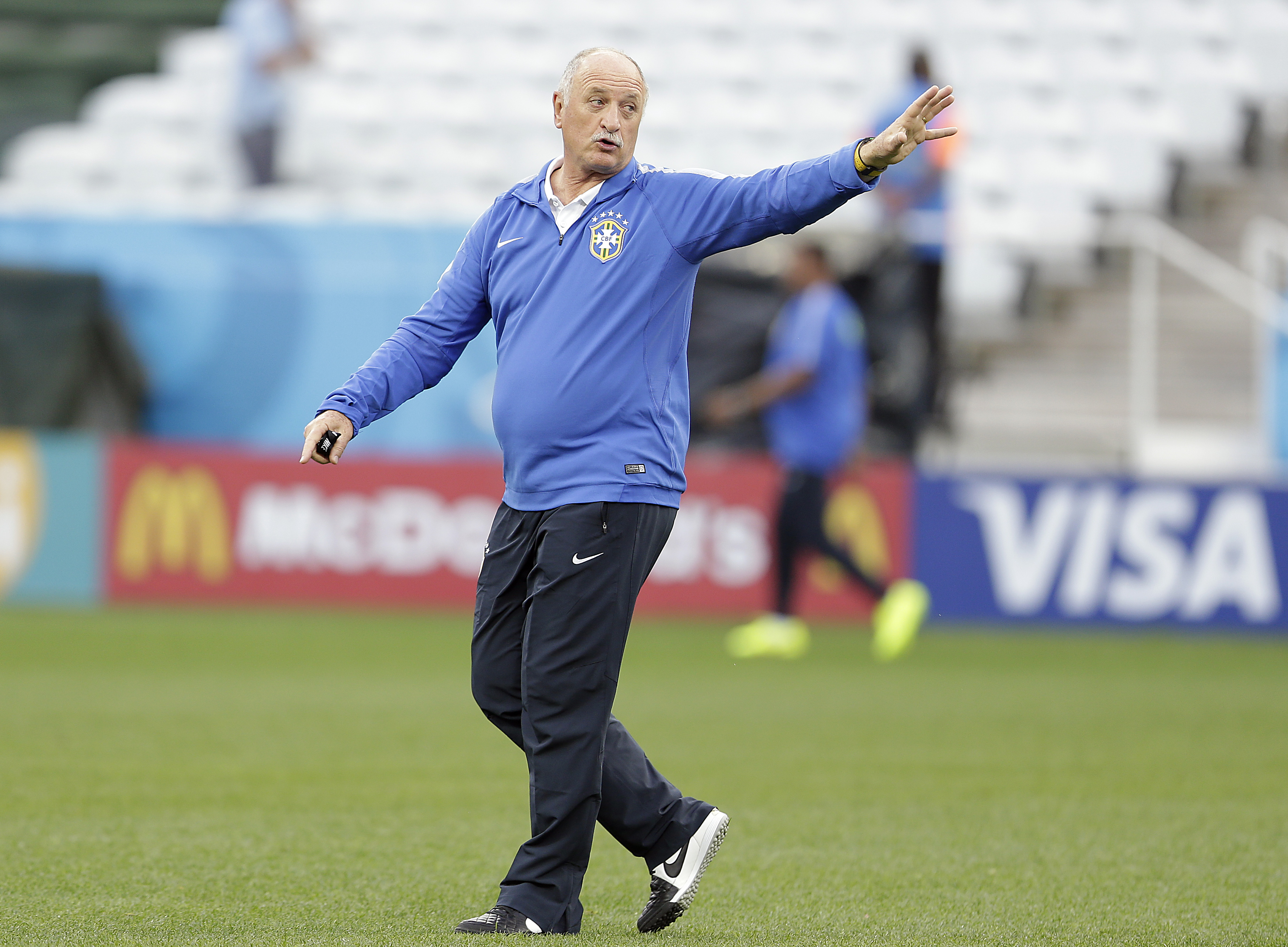 Scolari stays with Brazil despite nephew's death