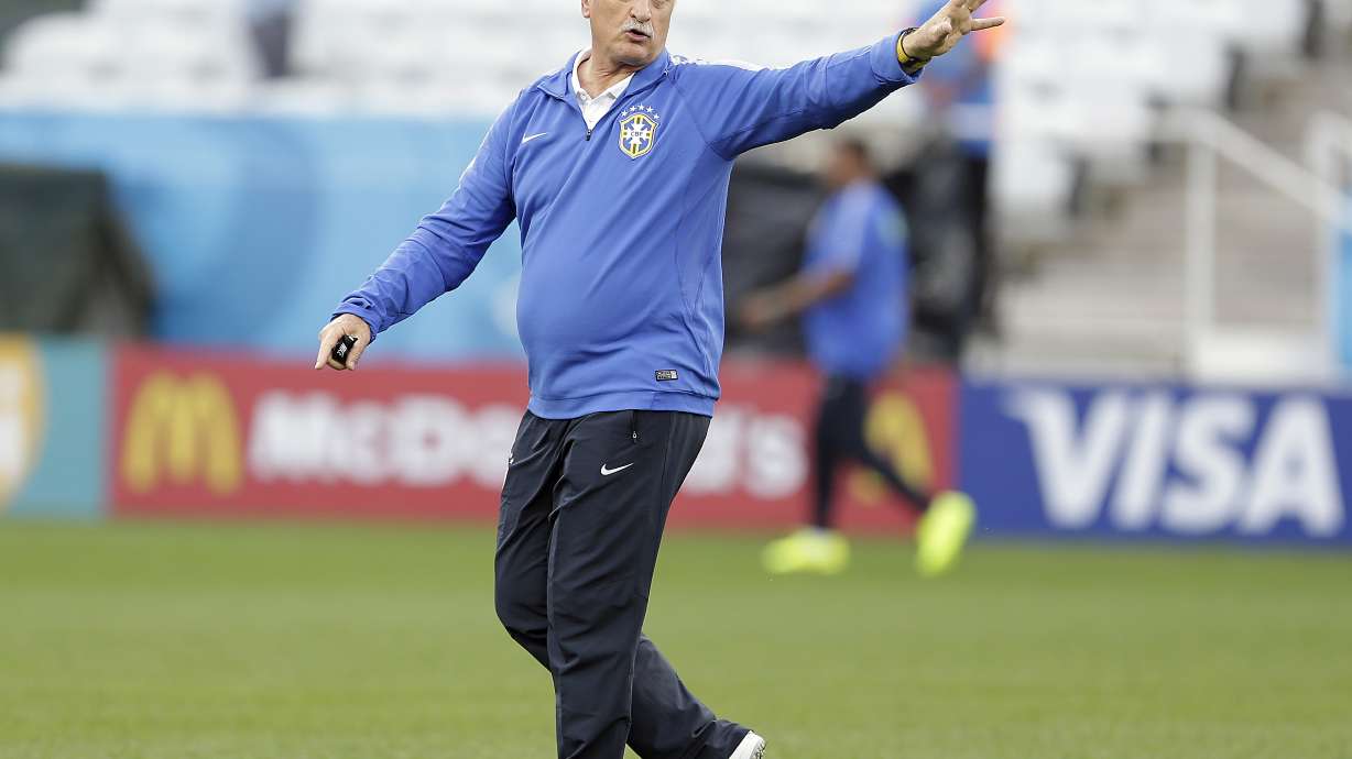 Scolari stays with Brazil despite nephew's death