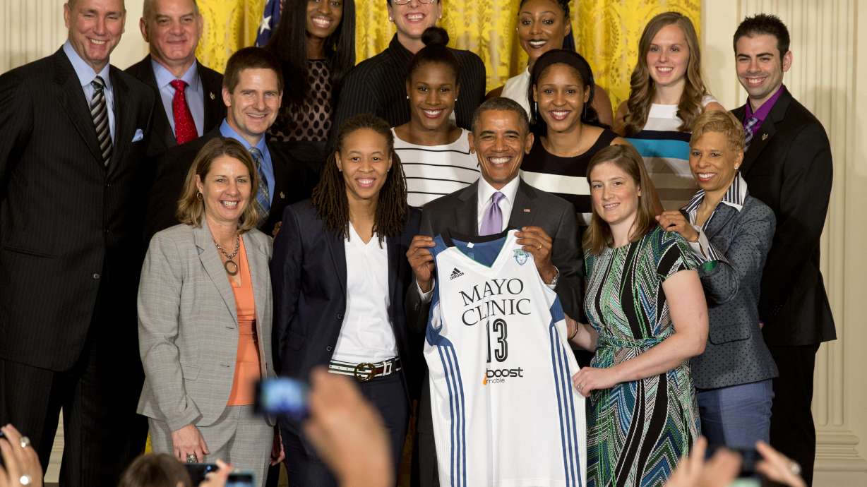 Obama fetes Minnesota Lynx for WNBA Finals win