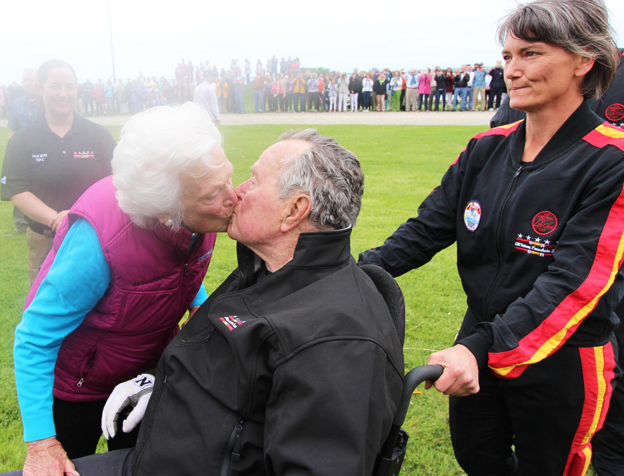 90-year-old ex-president Bush makes parachute jump