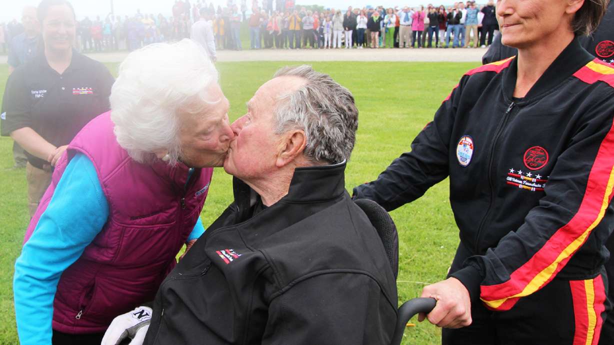 90-year-old ex-president Bush makes parachute jump